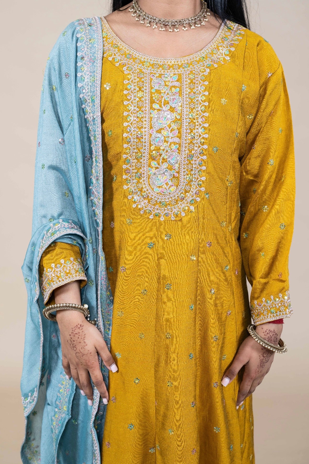 Gele Kurta Set met Blauwe Dupatta – Traditionele Indiase Outfit