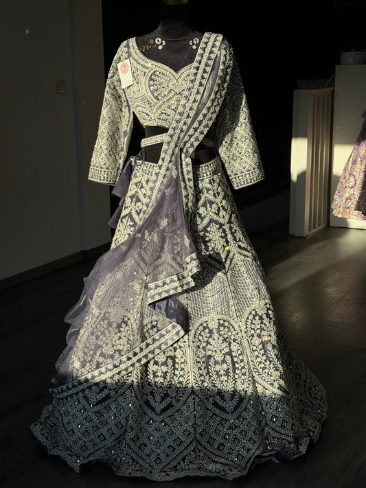 Donkergrijze Lehenga met Zilver Borduurwerk