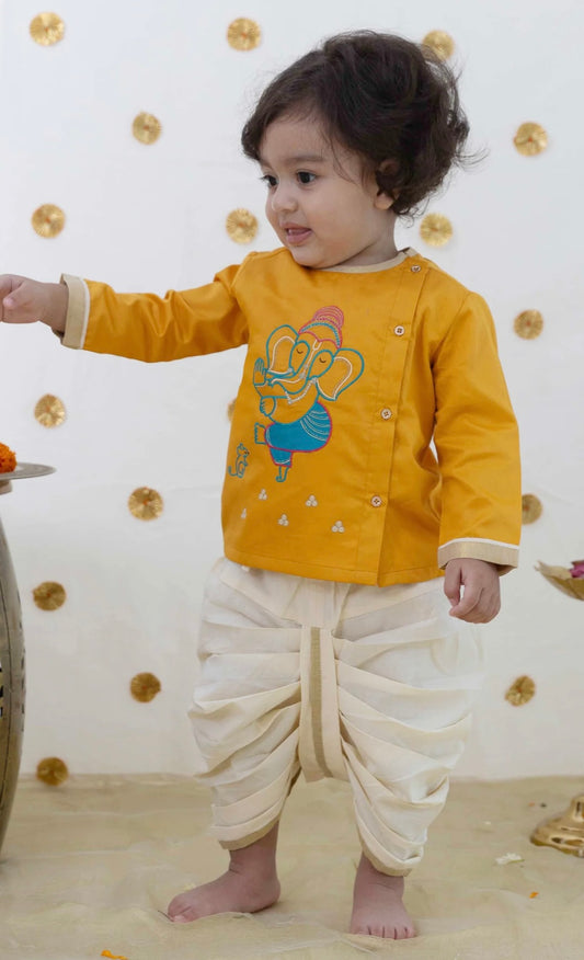 Gele kinderset met Ganesha borduursel – traditionele Indiase outfit jongens
