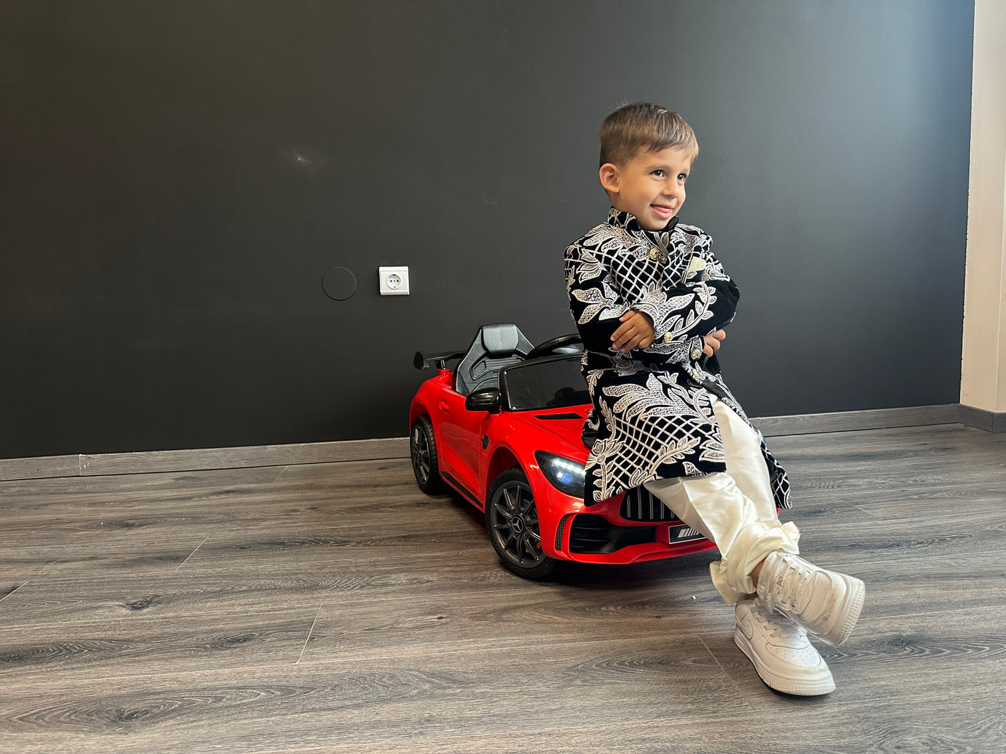 Zwarte velvet sherwani met witte borduursels – luxe Indiase jongensoutfit