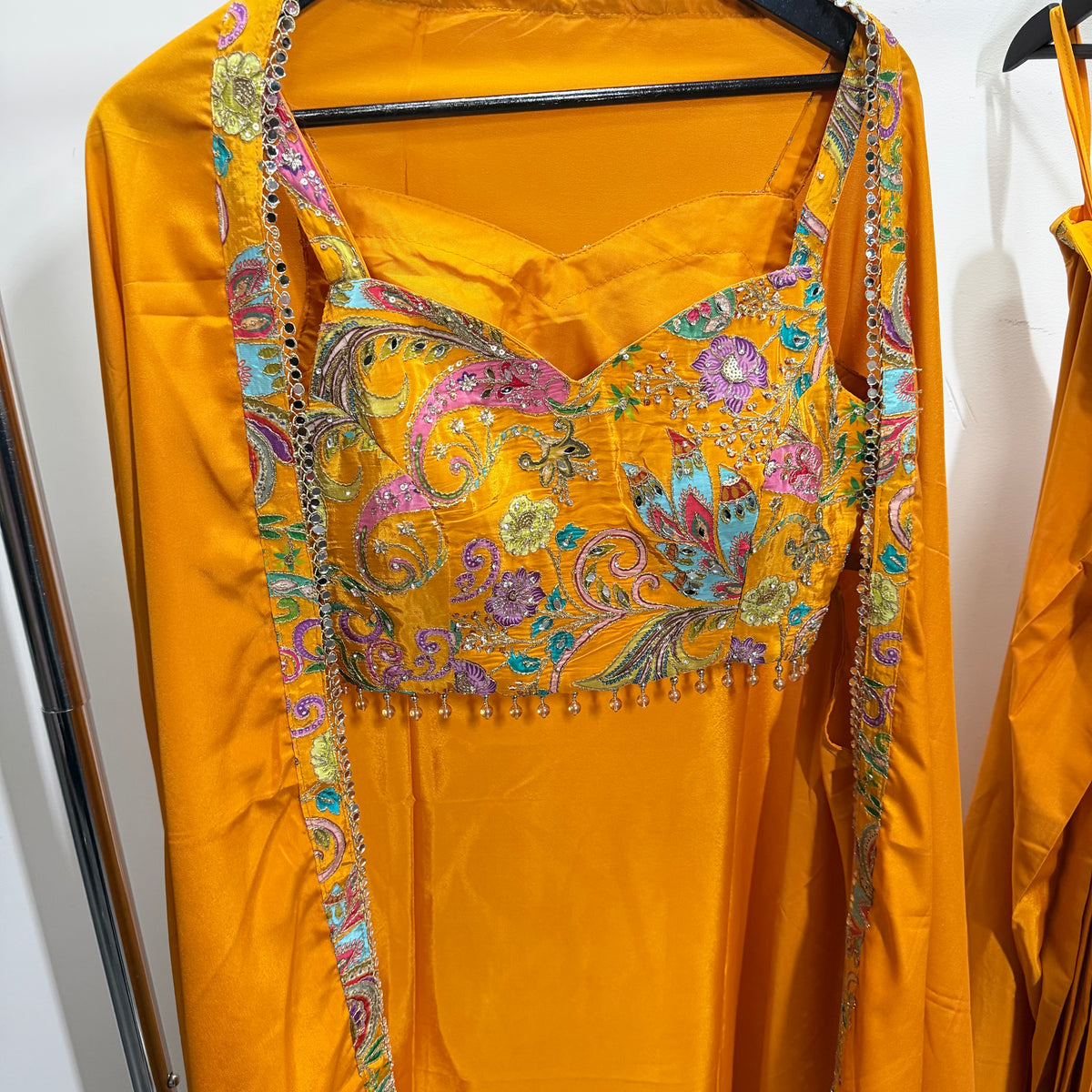 Kiara Orange Lehenga Set met Kleurrijk Borduurwerk & Cape