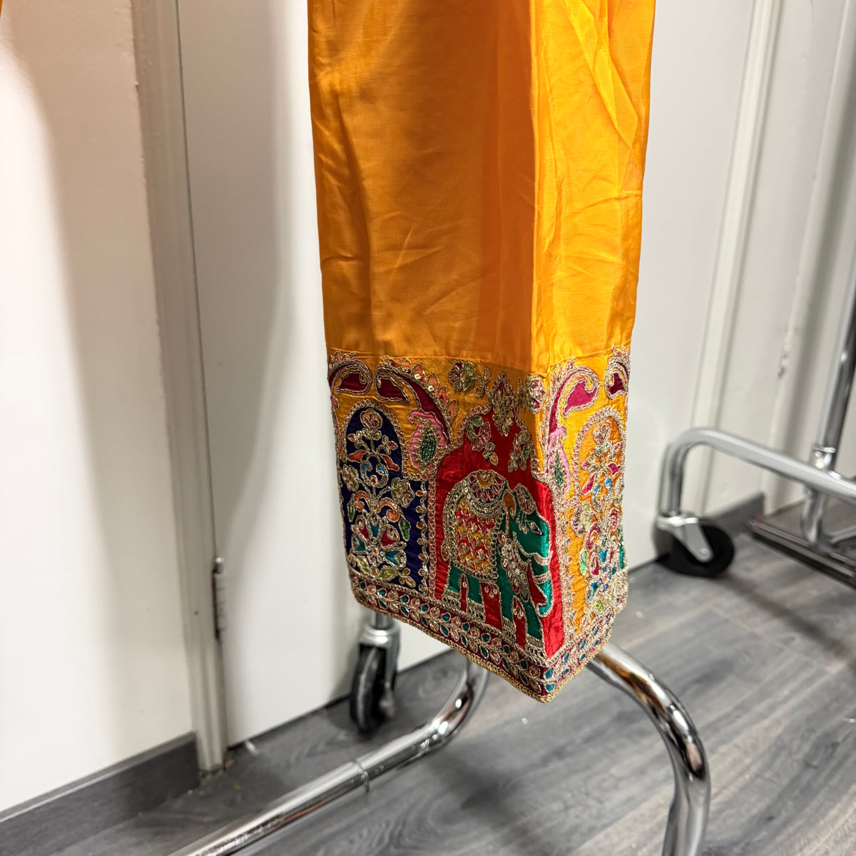Amaya Mustard Indian Suit met Kleurrijk Borduurwerk