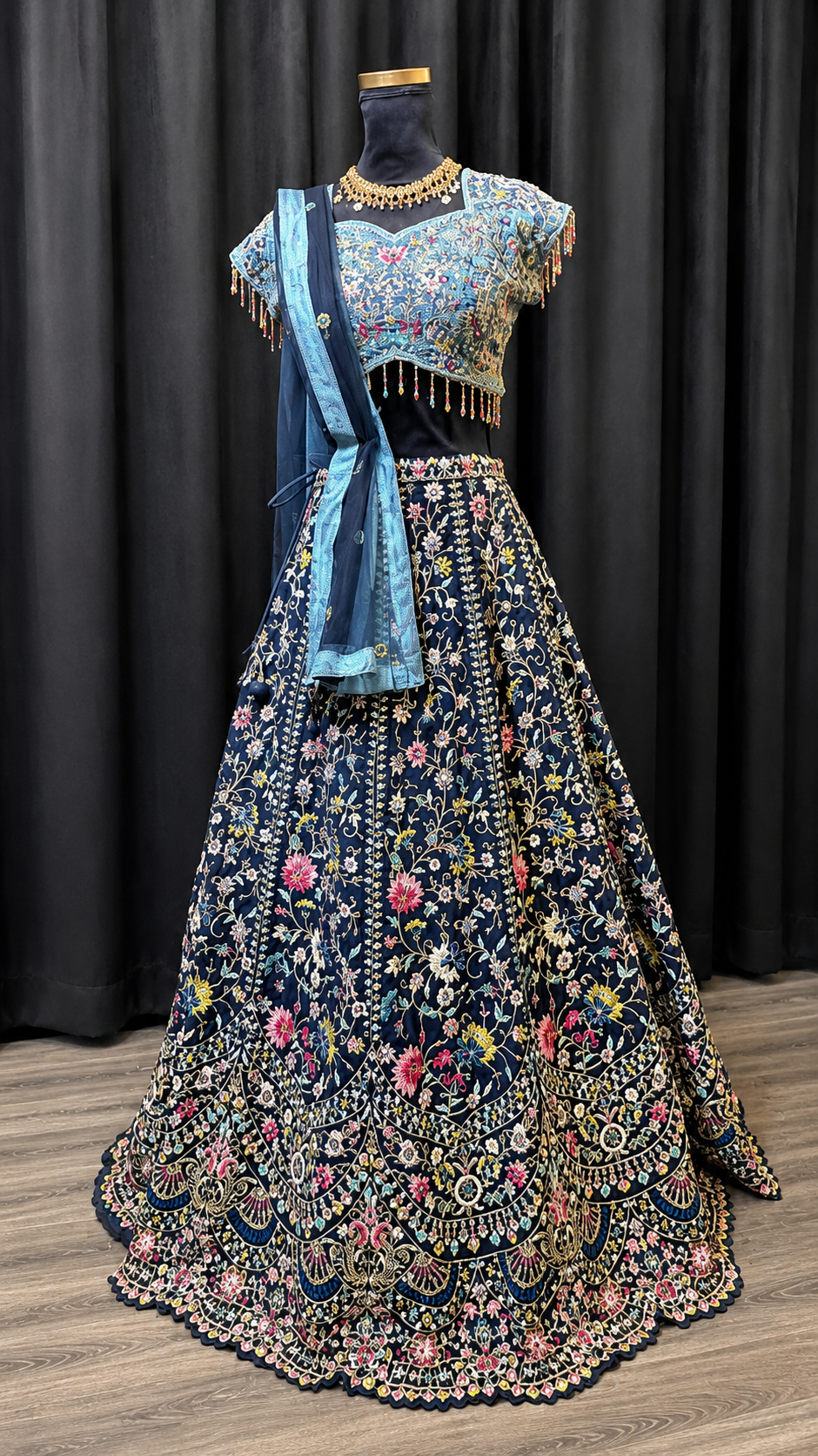 Navy Blue Floral Lehenga met Luxe Embroidery