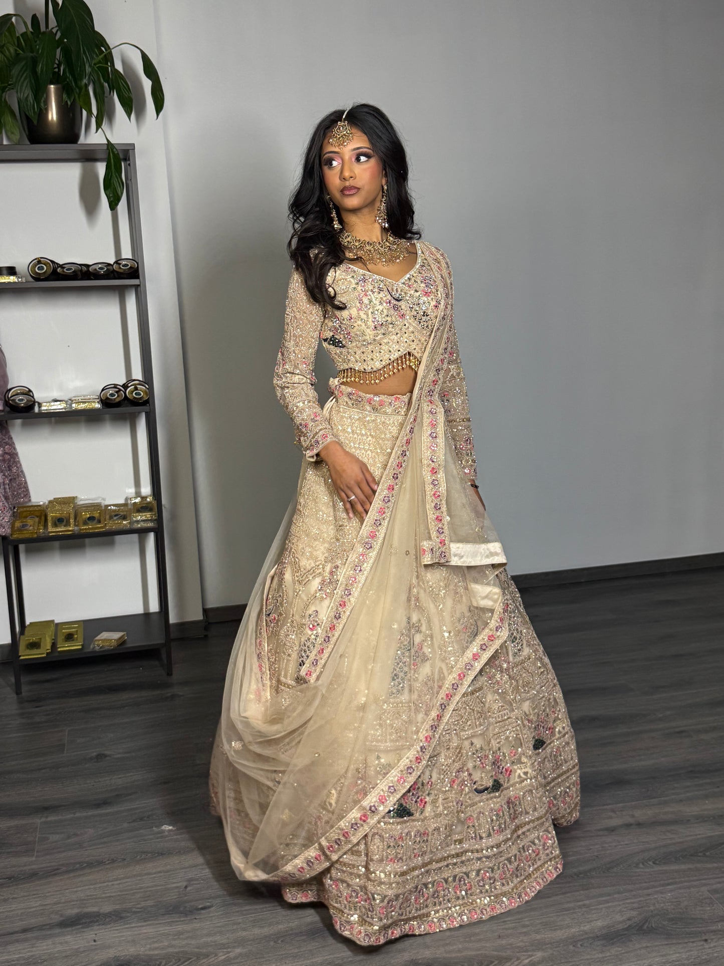 Champagne Peacock Lehenga – Goud / Crème