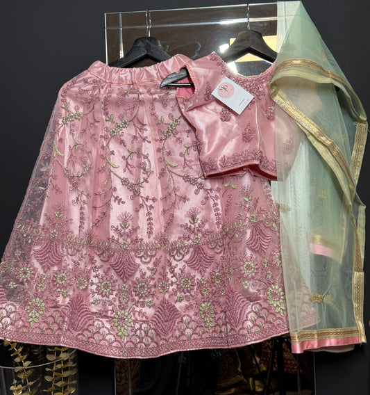 Oudroze lehenga met pastel details