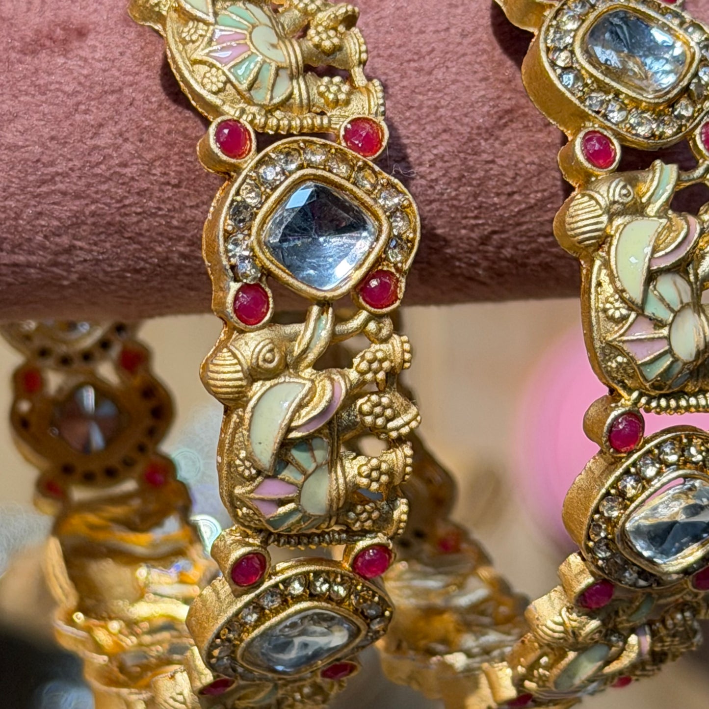Meher Elephant Bangles Ruby – Luxe Kundan Armbanden met Olifantdesign