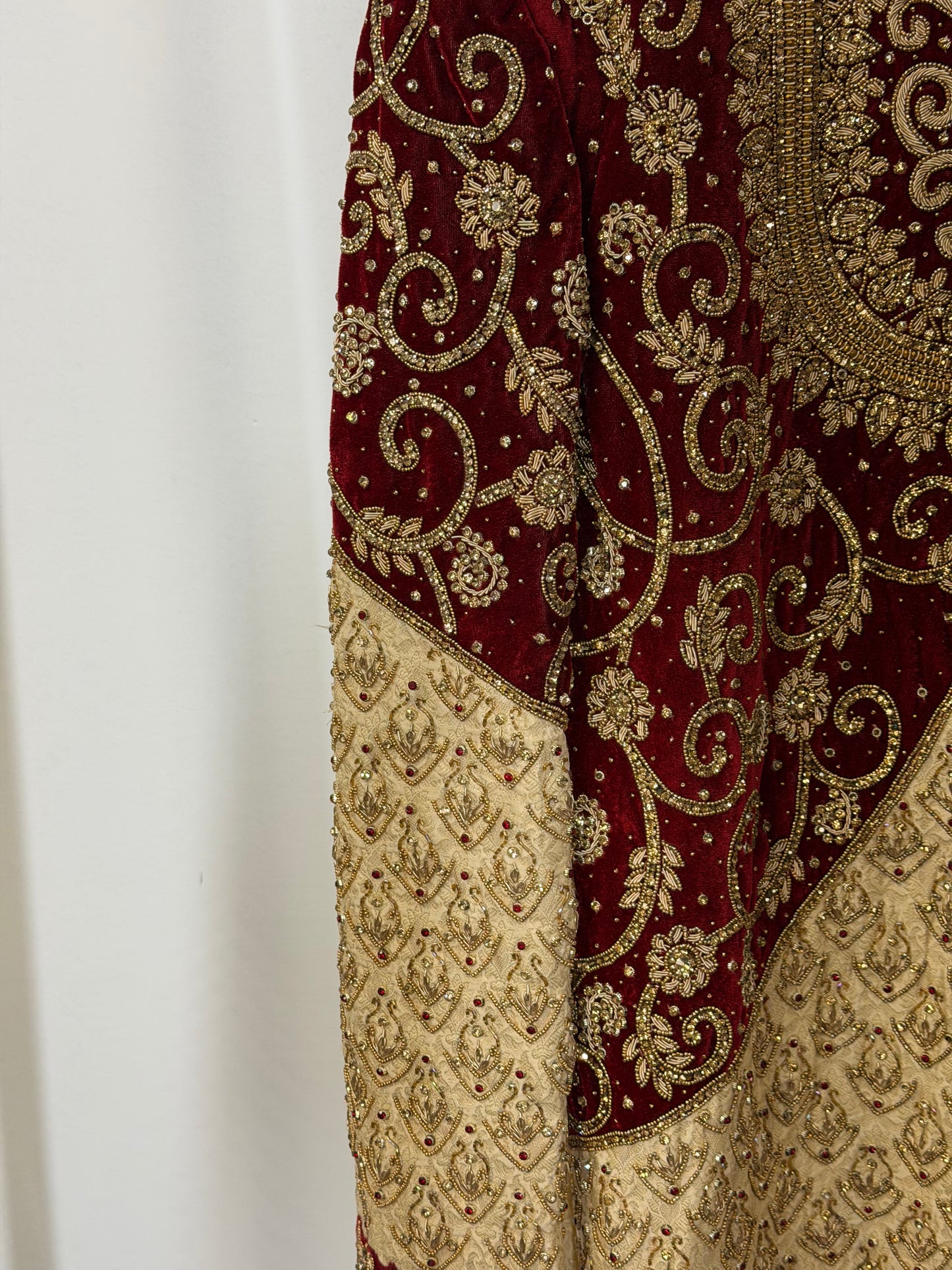 Velvet Sherwani Rood & Crème – Heavy Embroidered