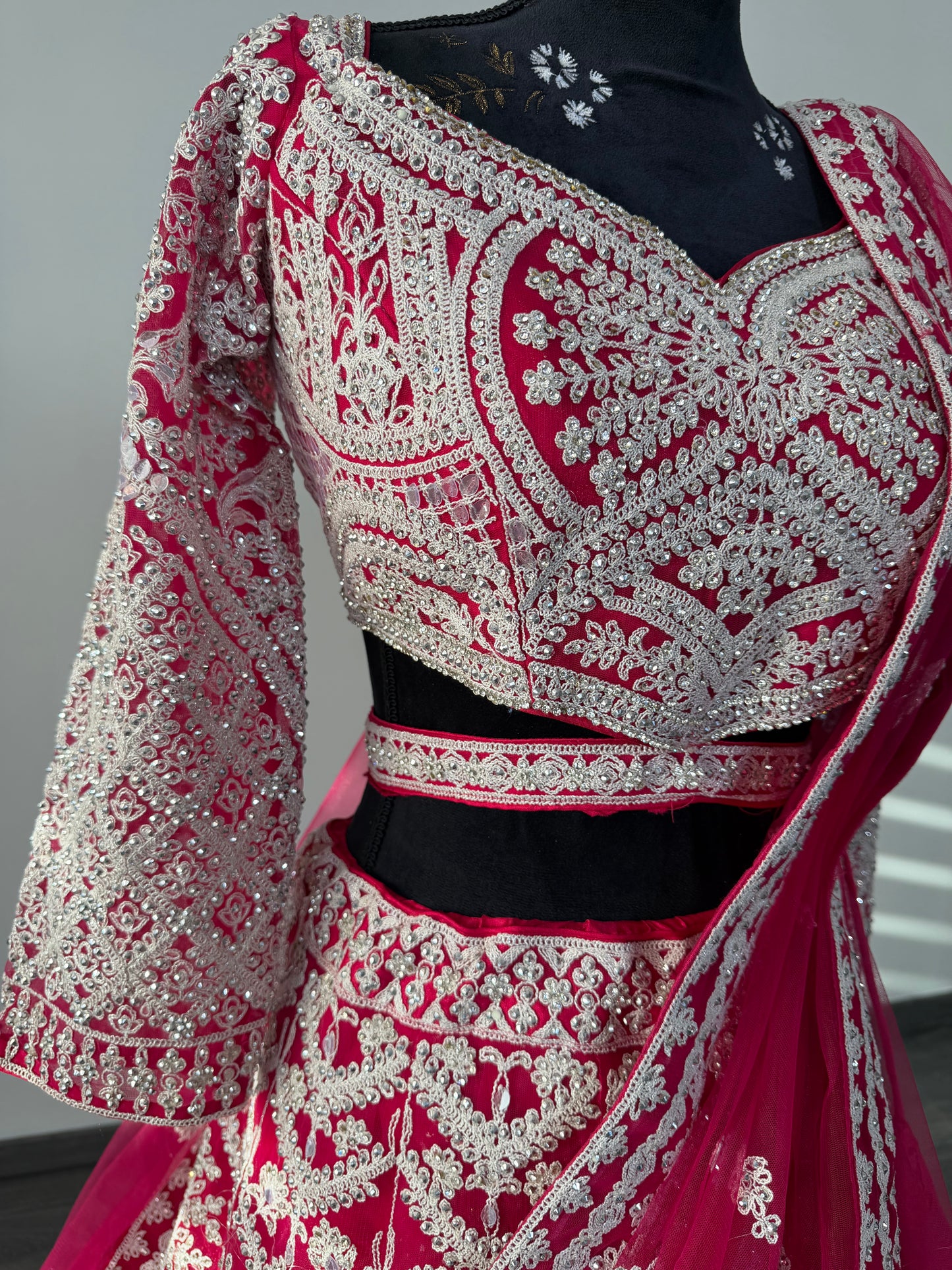 Dieprode Lehenga met Zilver Borduurwerk