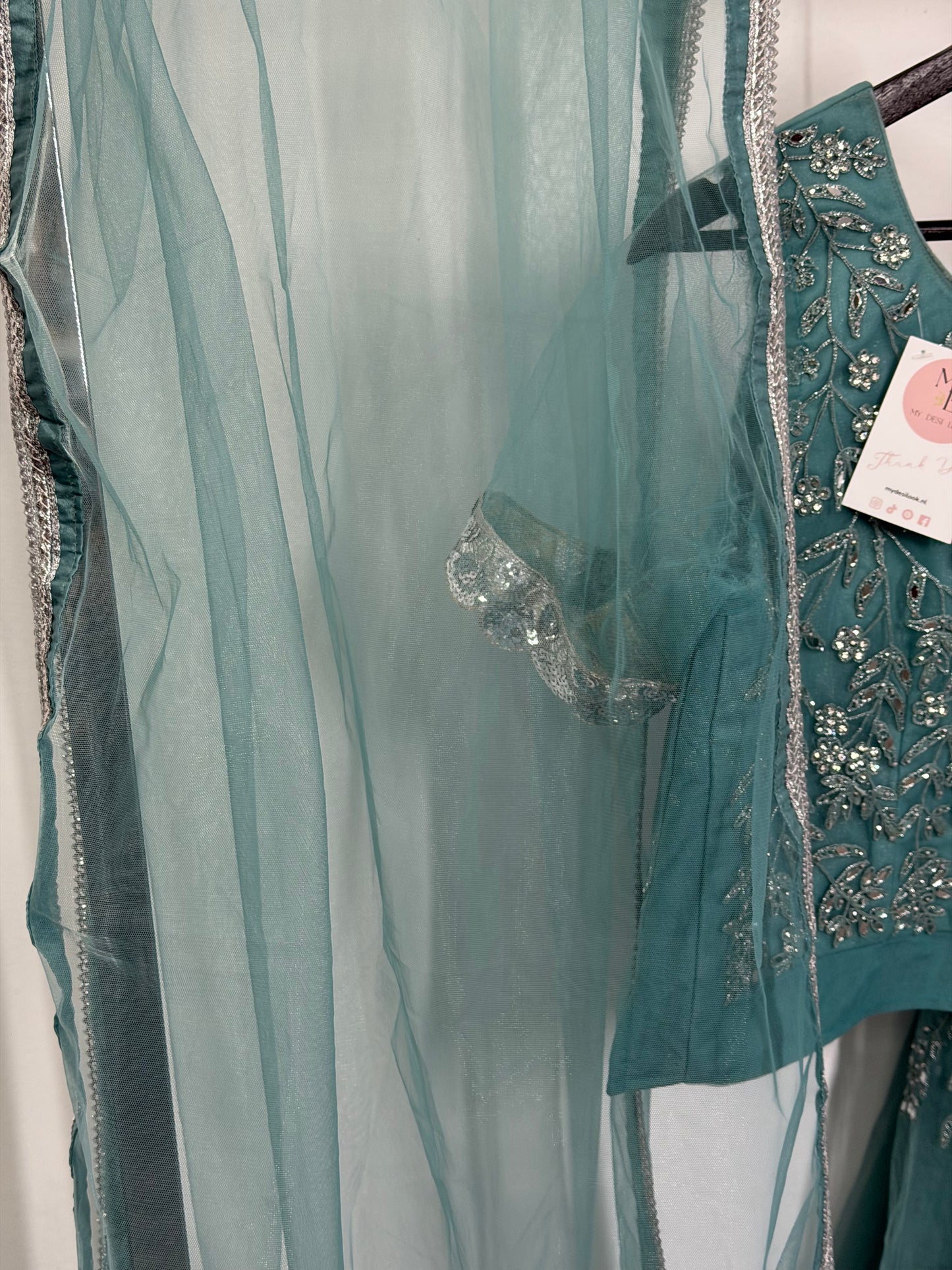 Teal Silver Lehenga – Glitterende Borduursels & Luxe Look