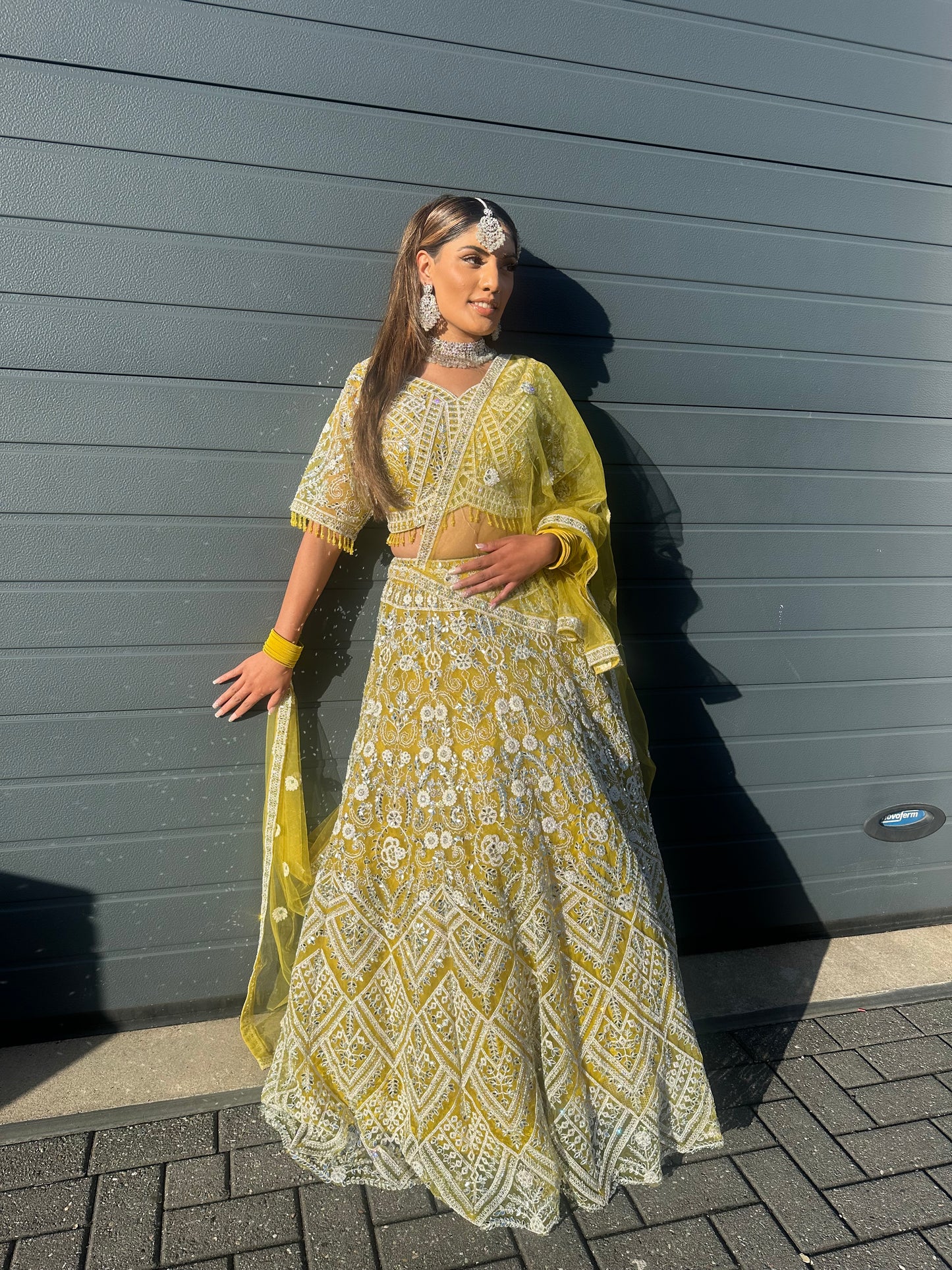 Olijfgroene lehenga met wit borduurwerk | Luxe Indiase feestjurk dames