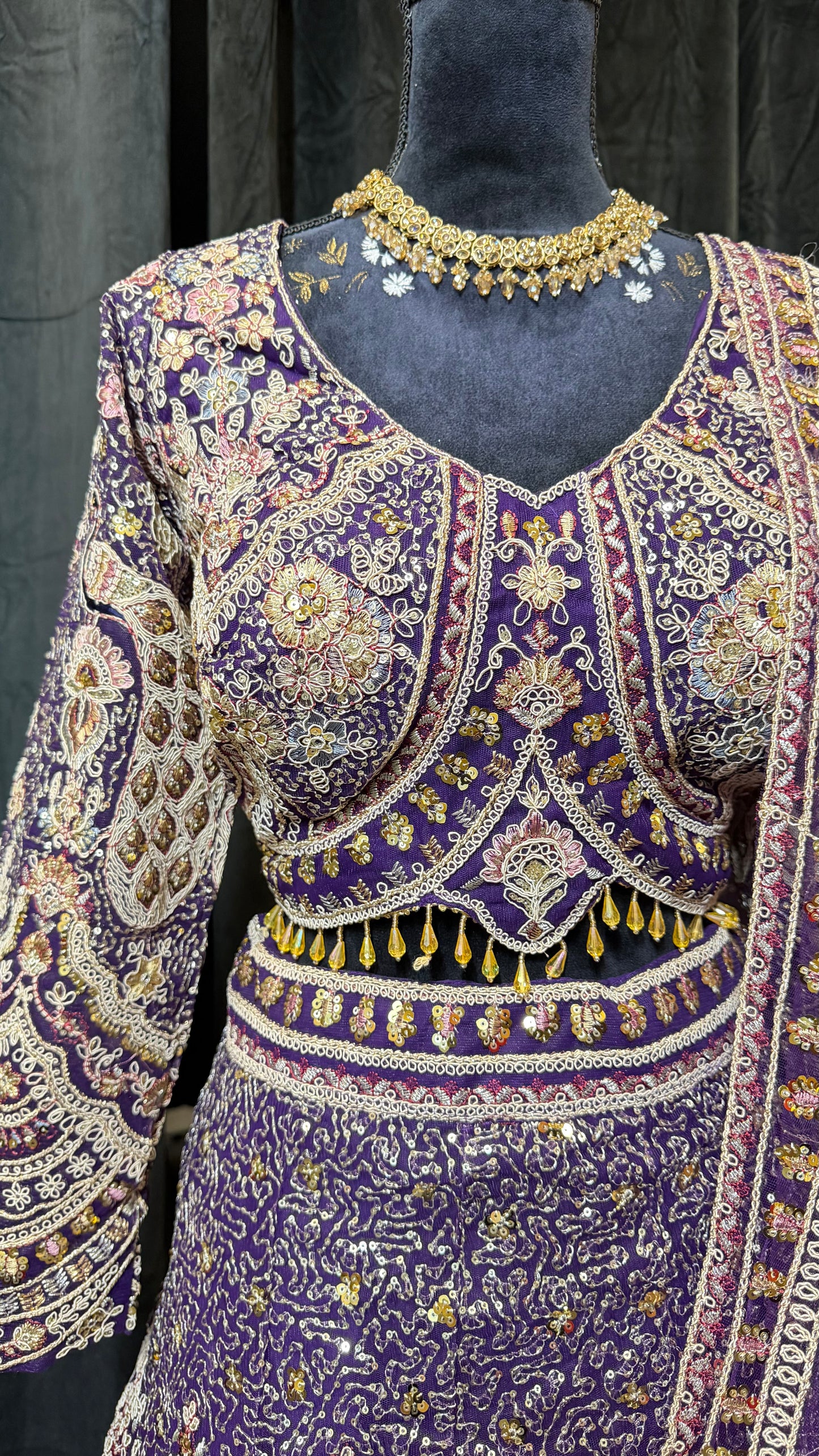 Paarse Luxe Party Wear Lehenga met Gouden Embroidery