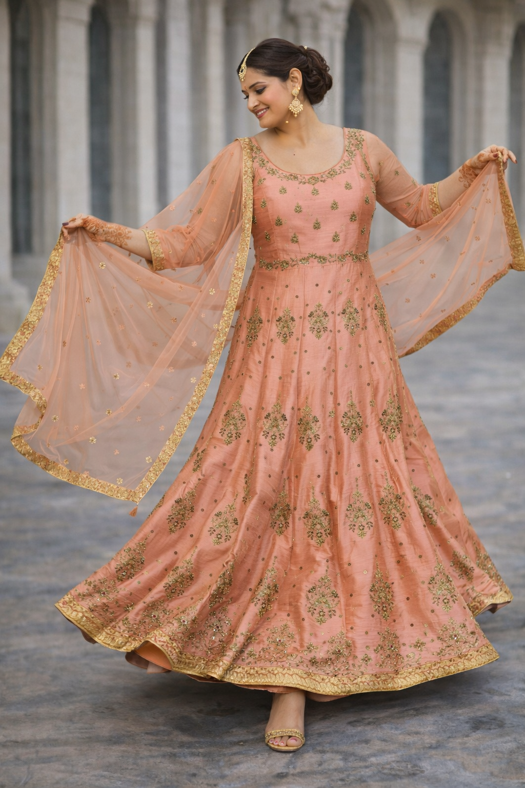 Peach Anarkali met Goud Borduurwerk & Dupatta