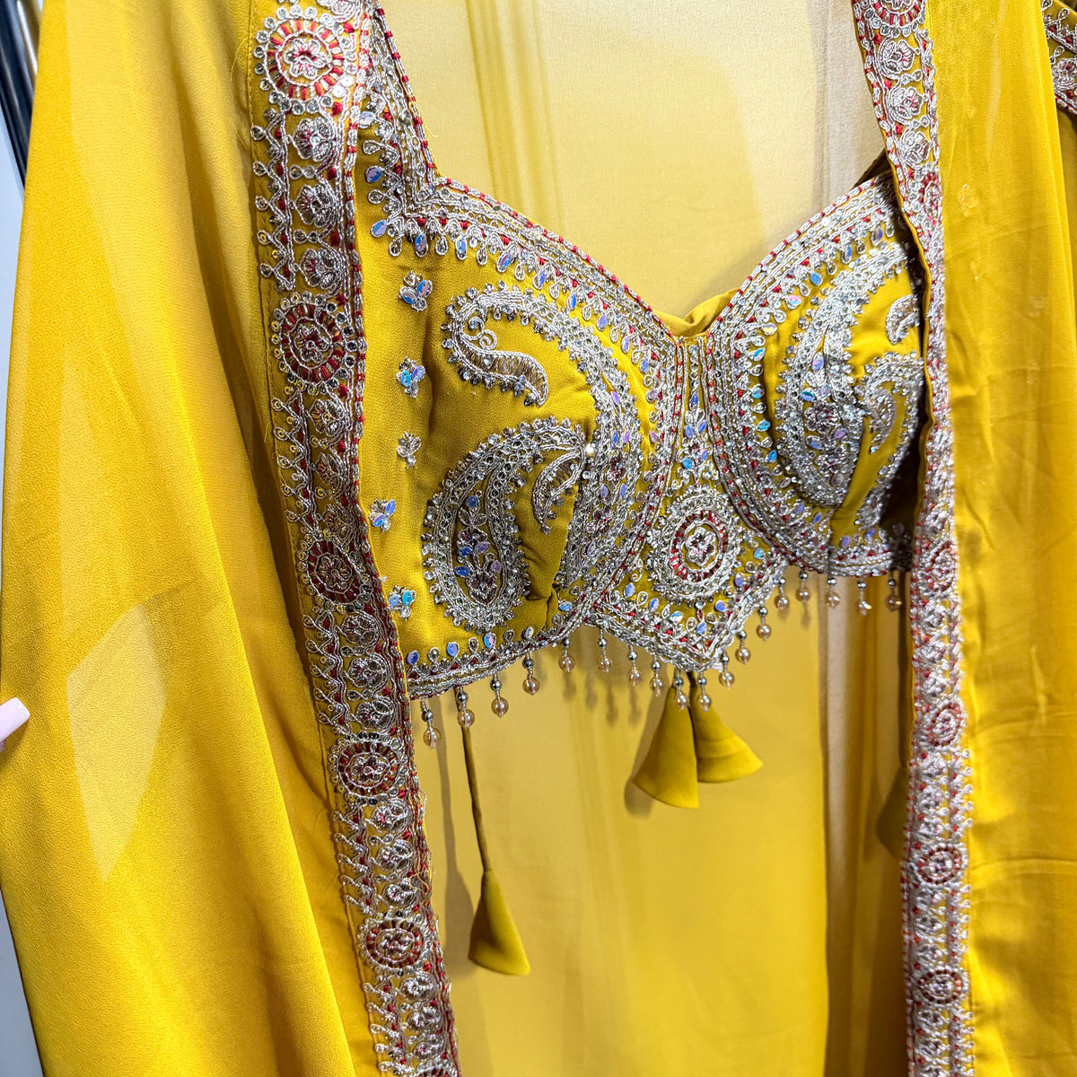 Zoya Mustard Gold Lehenga Set met Luxe Geborduurde Cape