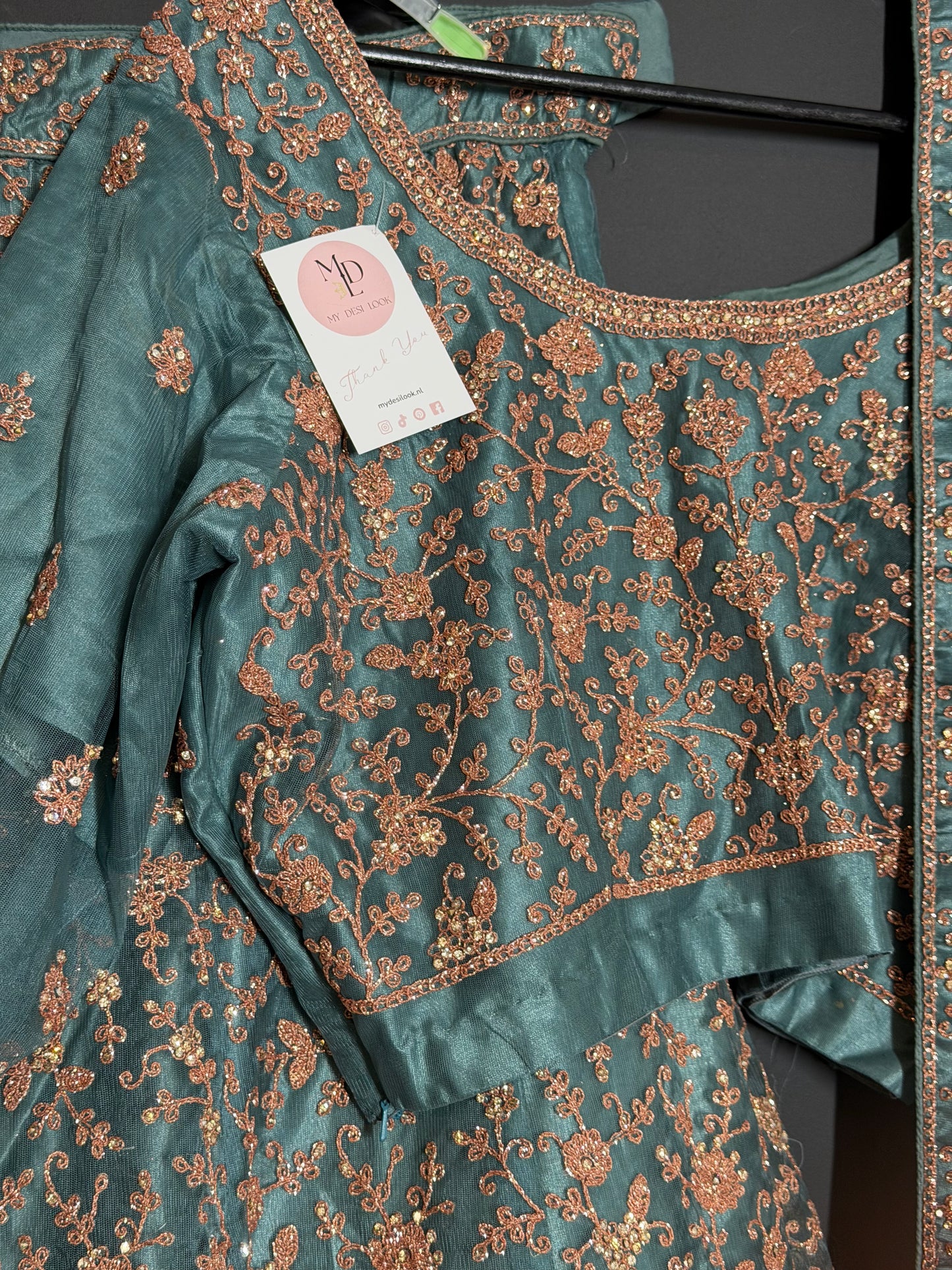 Petrolgroene lehenga met koperborduurwerk