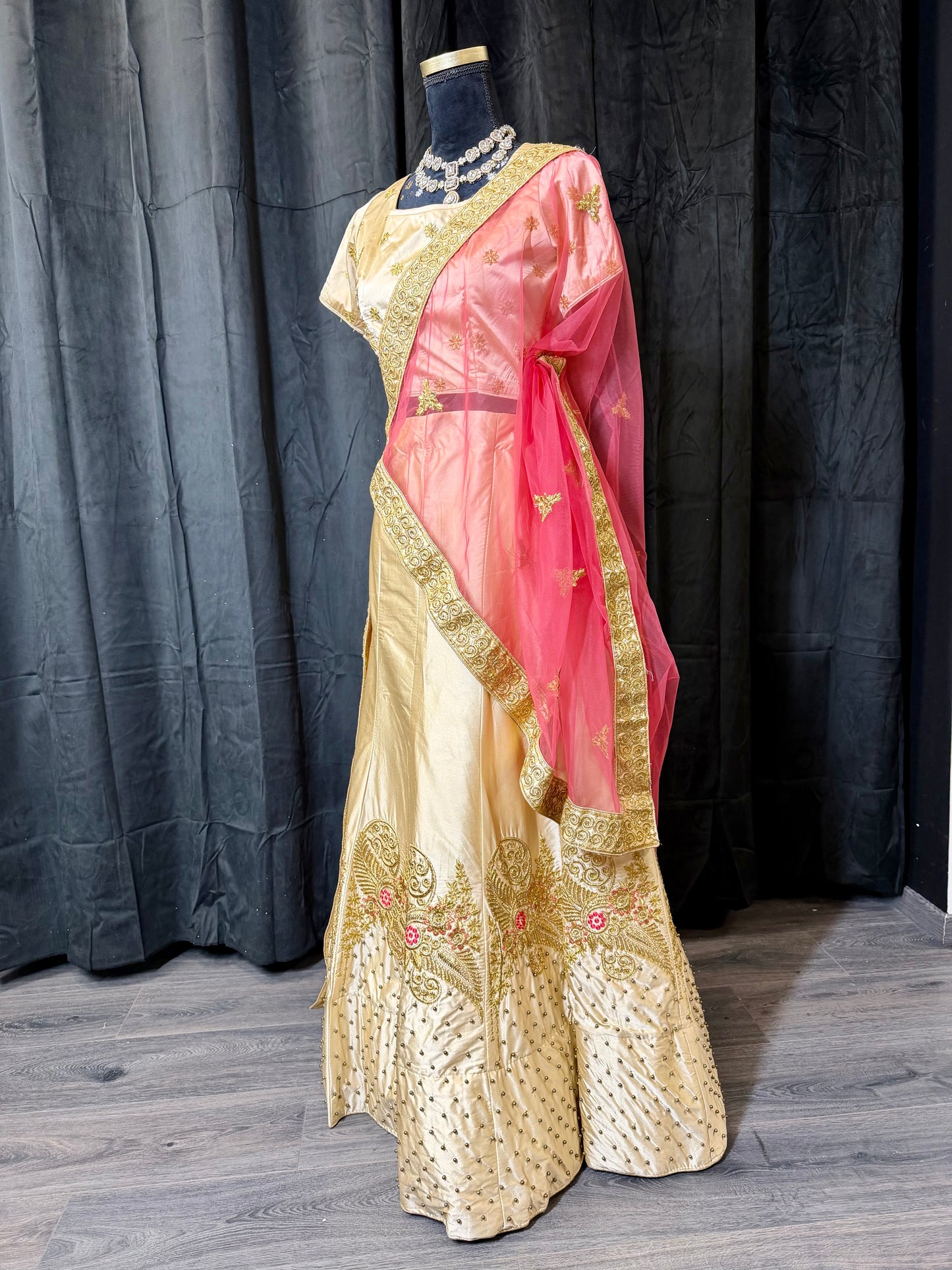 Gold & Pink Classic Silk Lehenga – Indiase Feestjurk