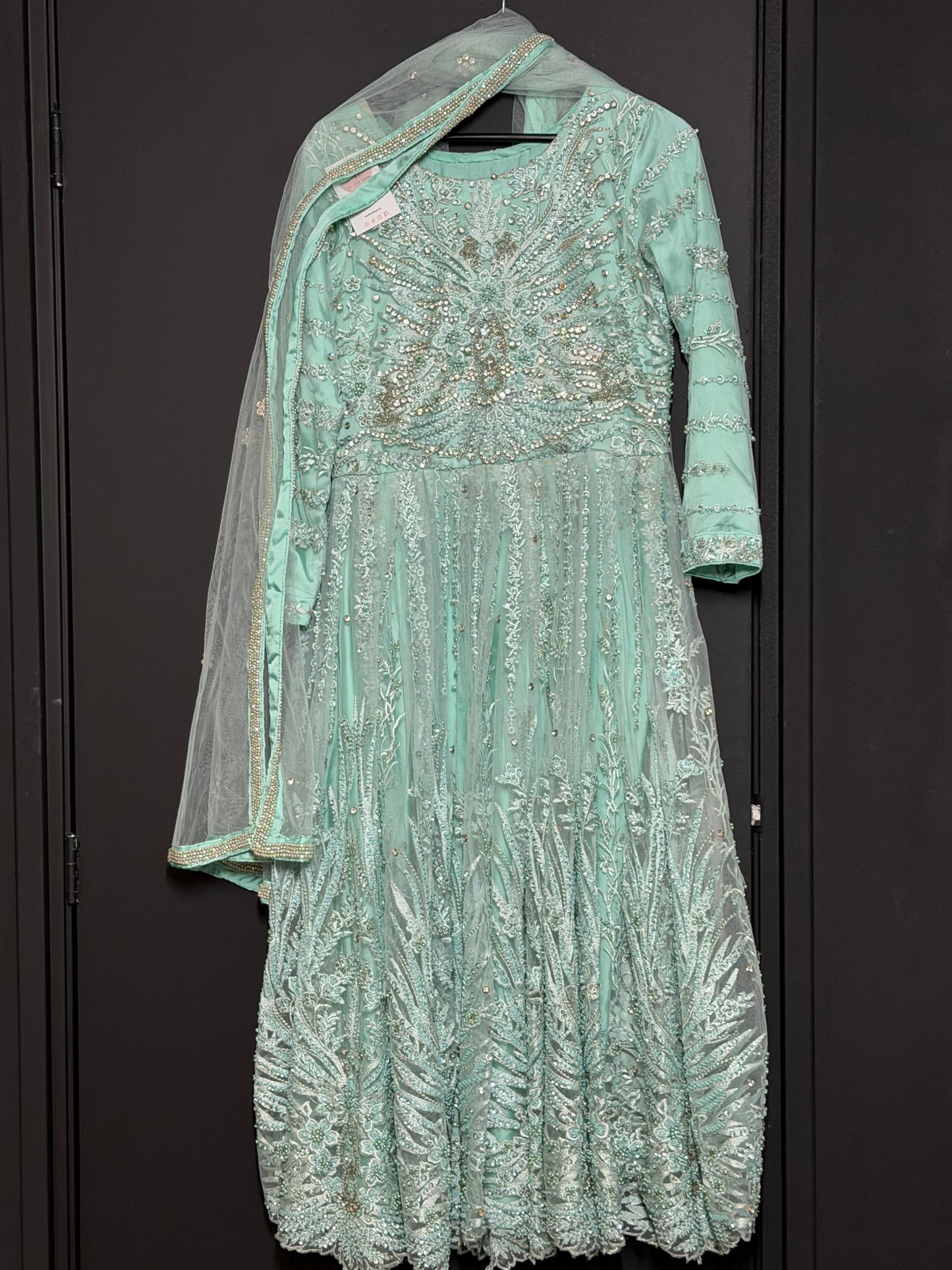 Lichtgroene / pastelgroene jurk met embroidery