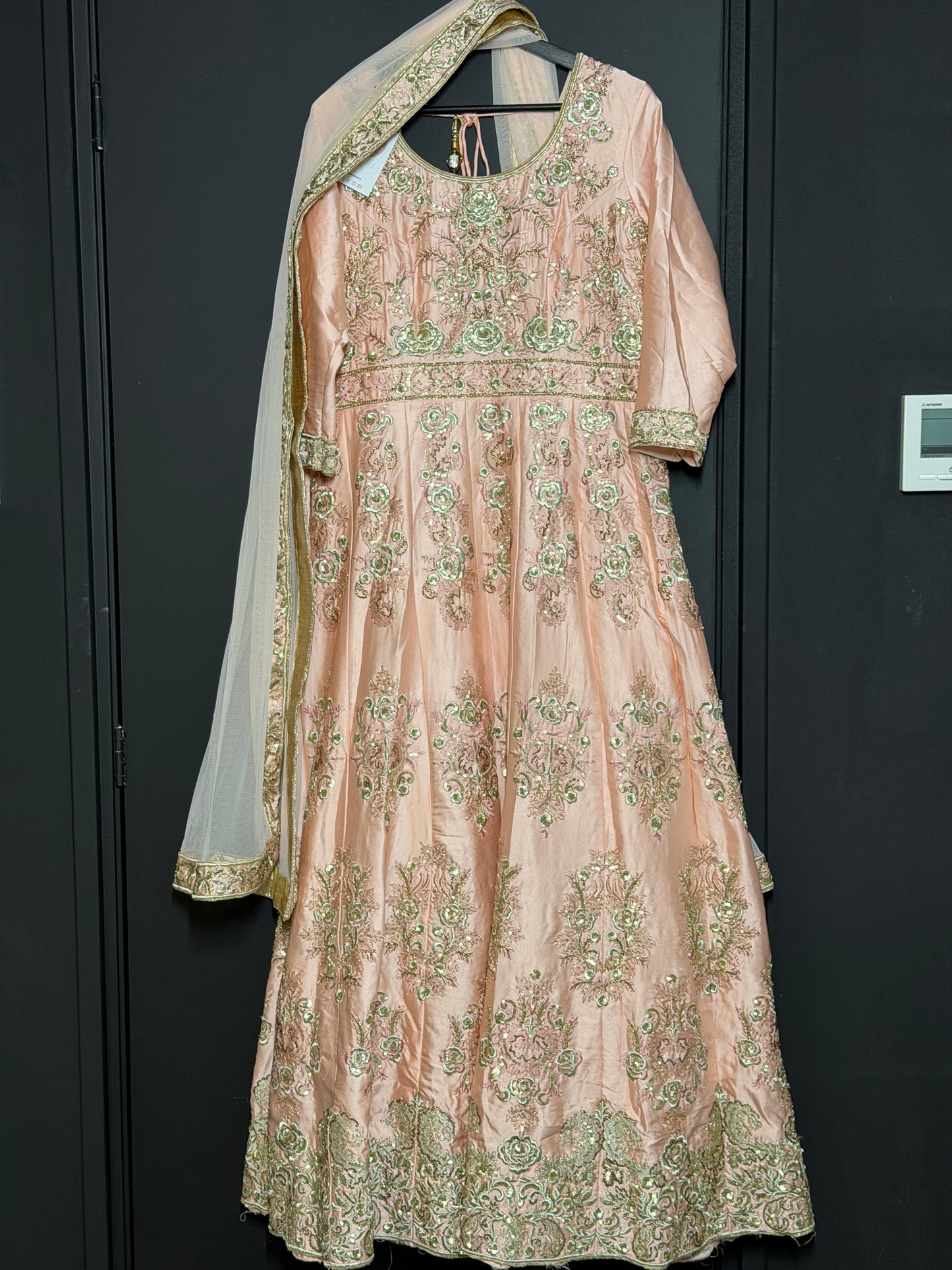 Perzikroze Jurk met Luxe Borduurwerk