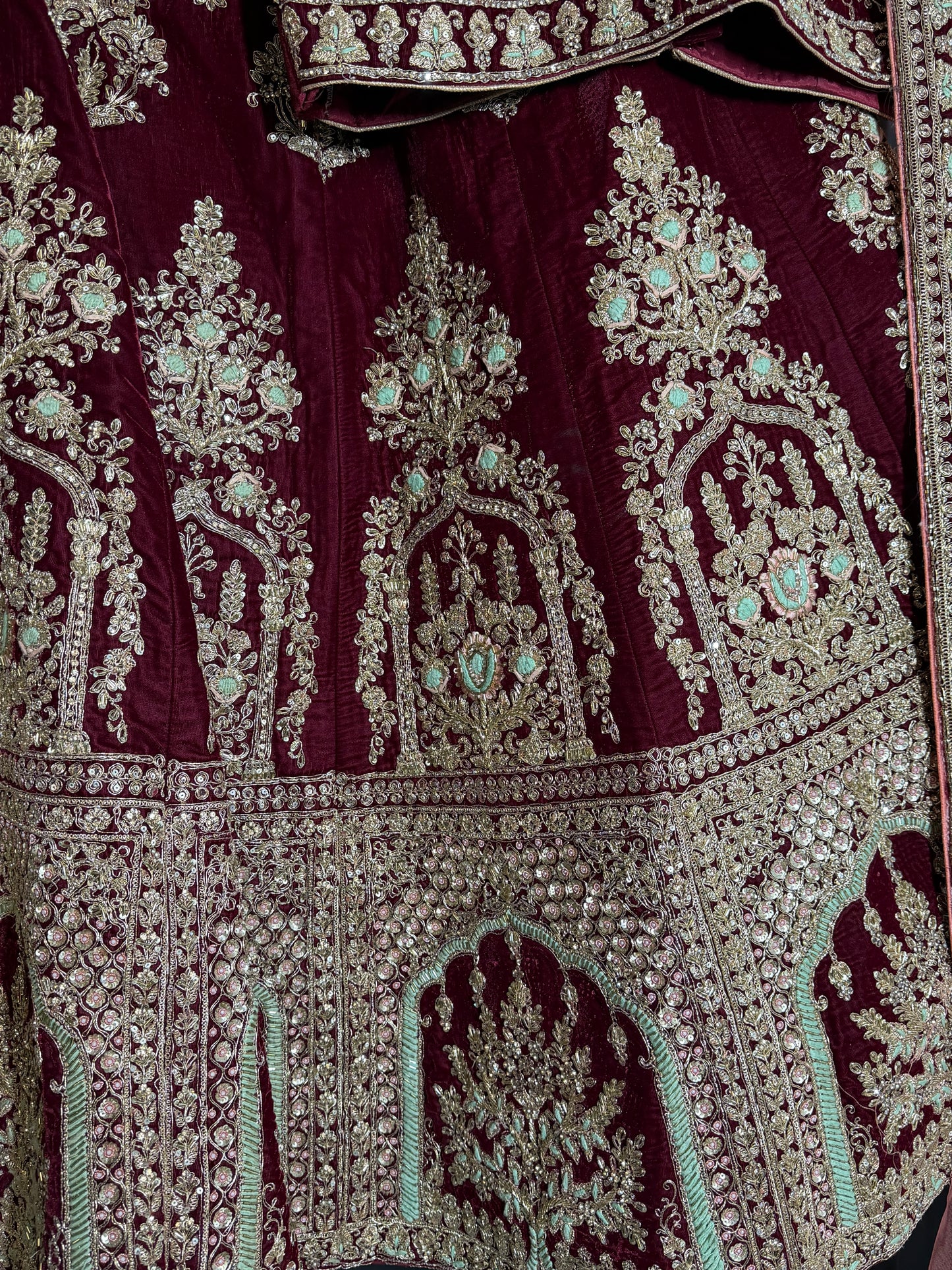 Bordeaux bridal lehenga met perzik dupatta