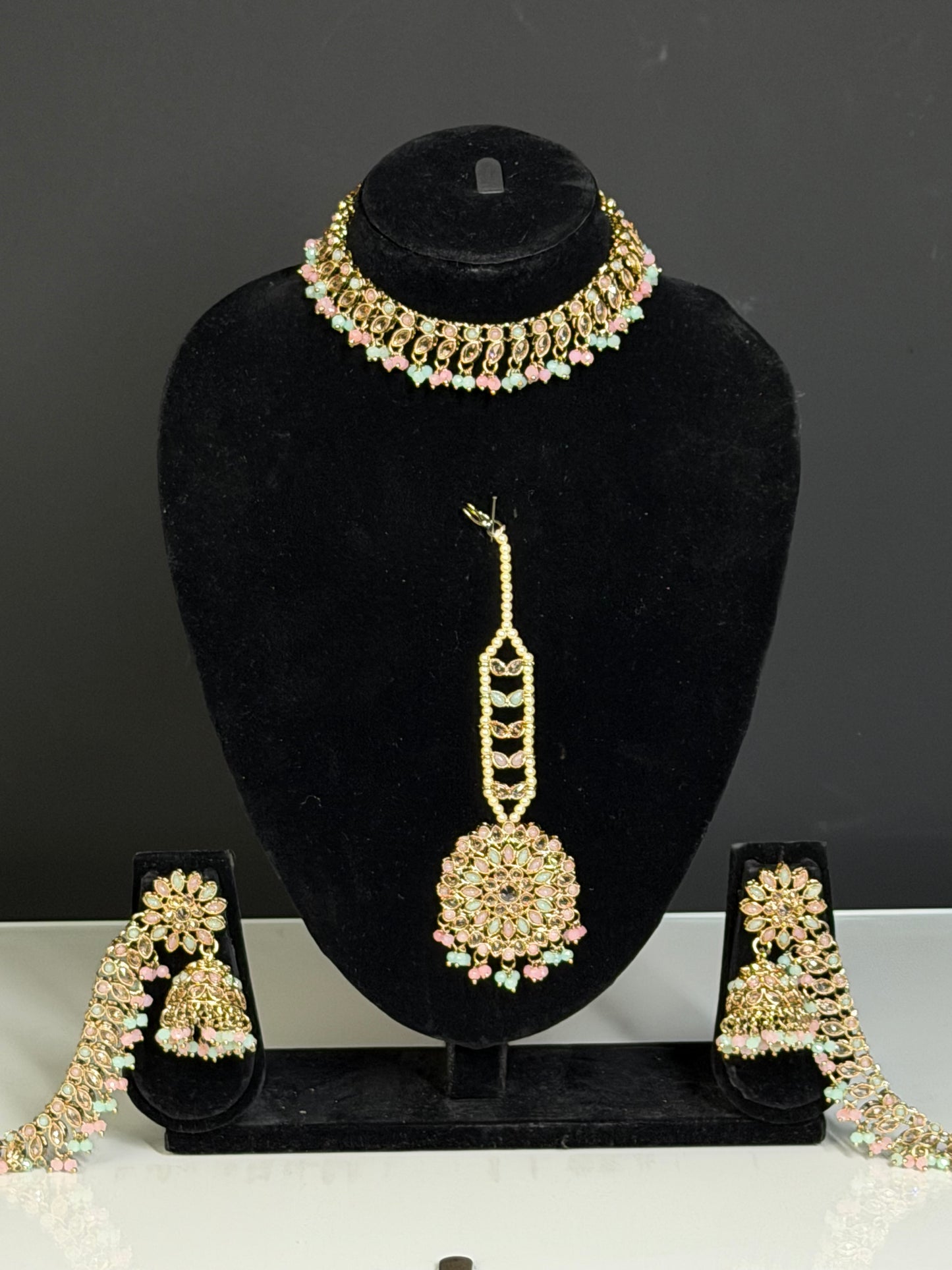 Traditionele Ketting Set met Delicate Hangende Elementen