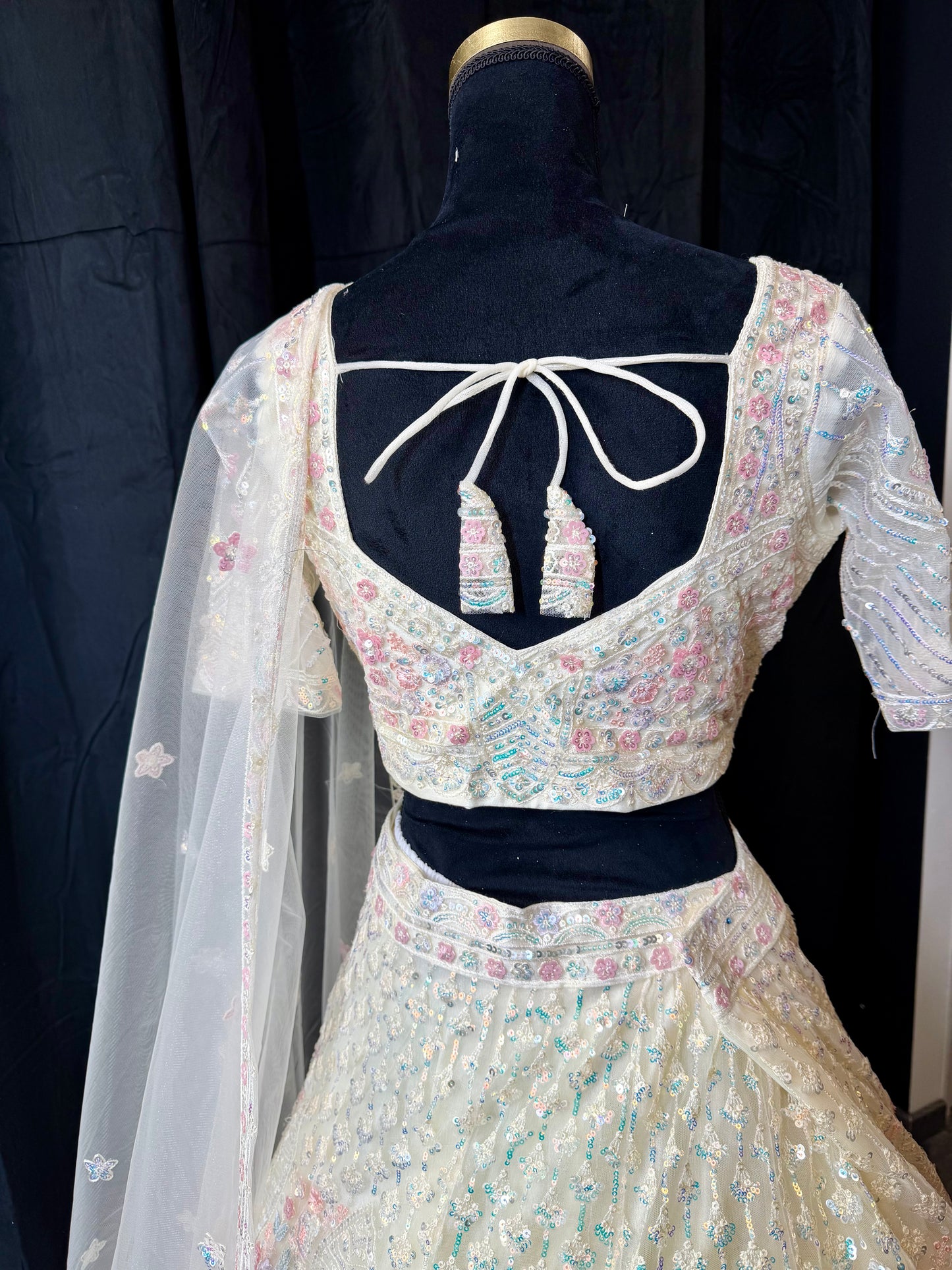 Pastel Garden Lehenga – Ivoor met Bloemen 3D Borduur