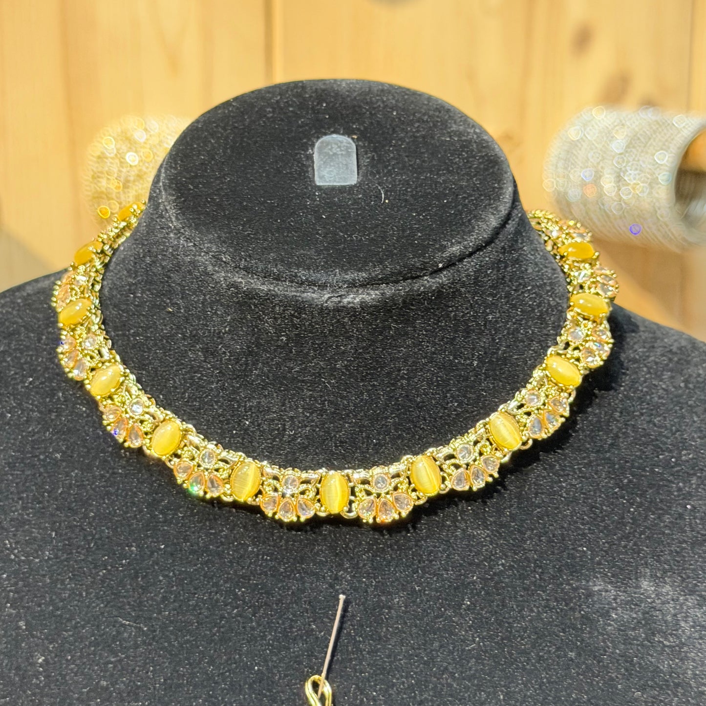 Eshal Emerald Kundan Choker Set – Luxe 3-delige Groene Sieradenset