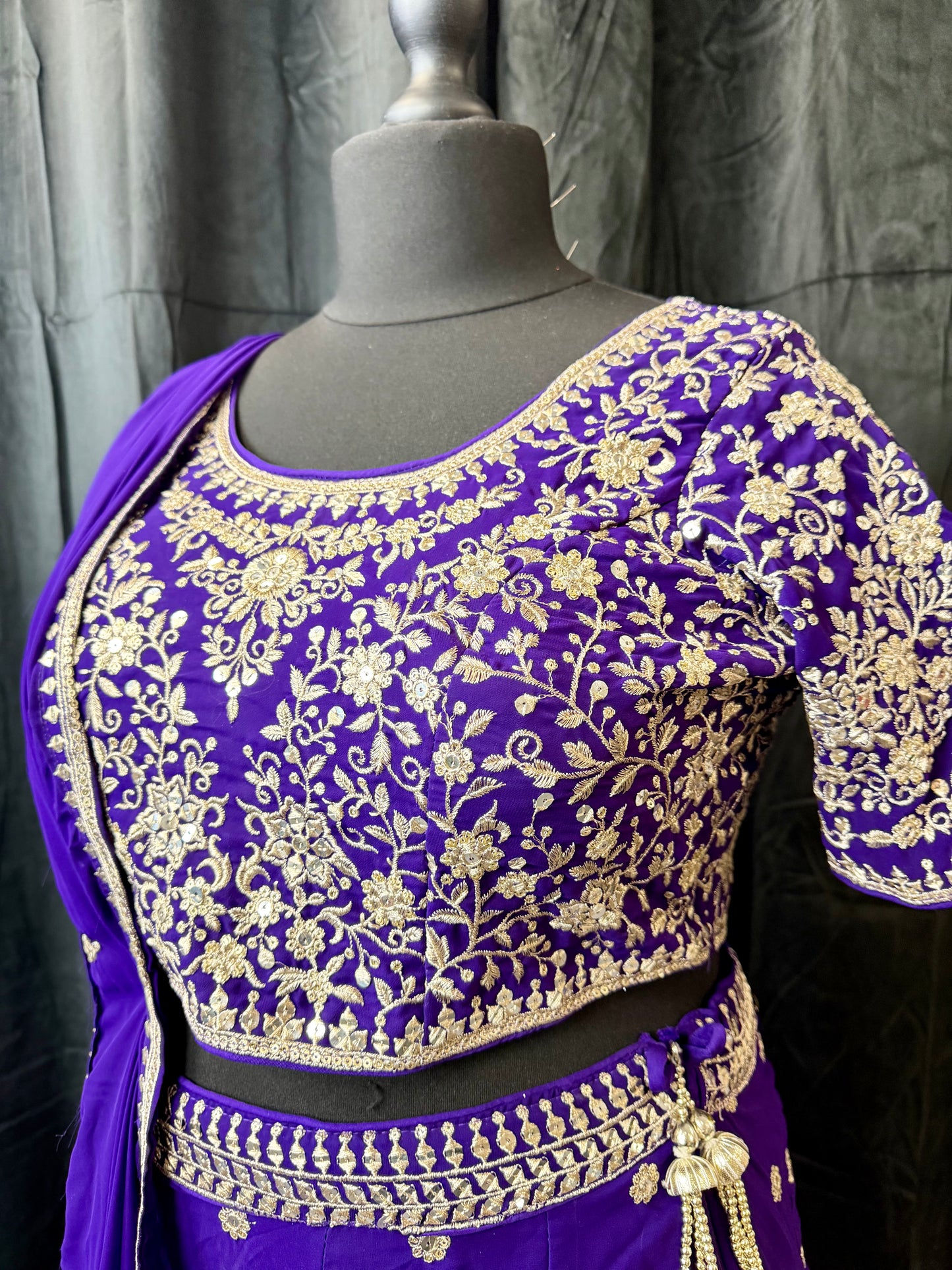 Royal Purple Zari Lehenga – Maat 46