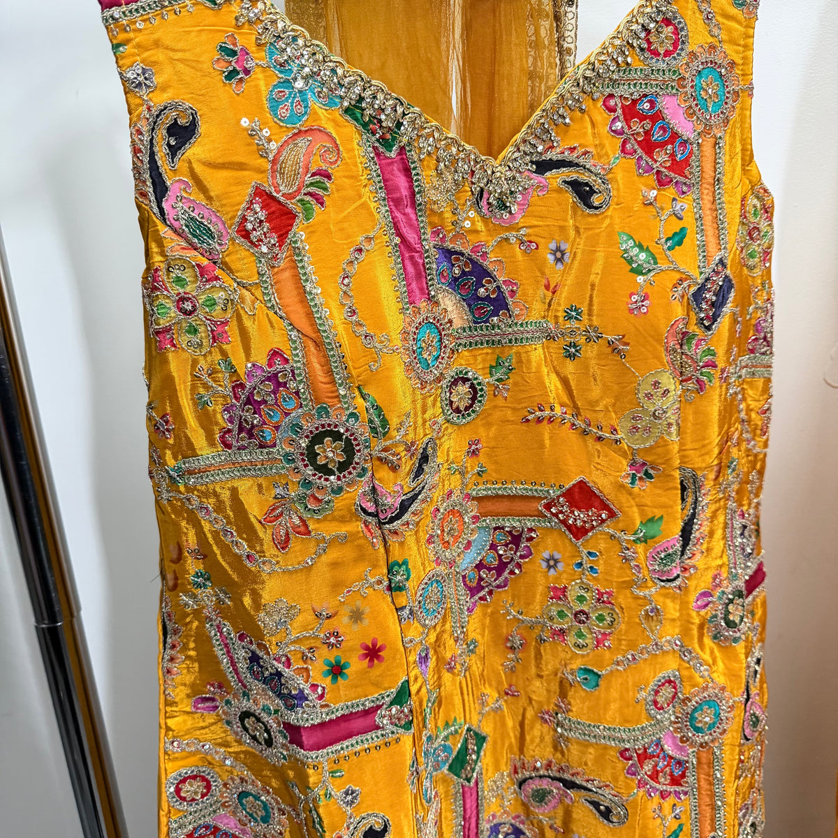 Amaya Mustard Indian Suit met Kleurrijk Borduurwerk