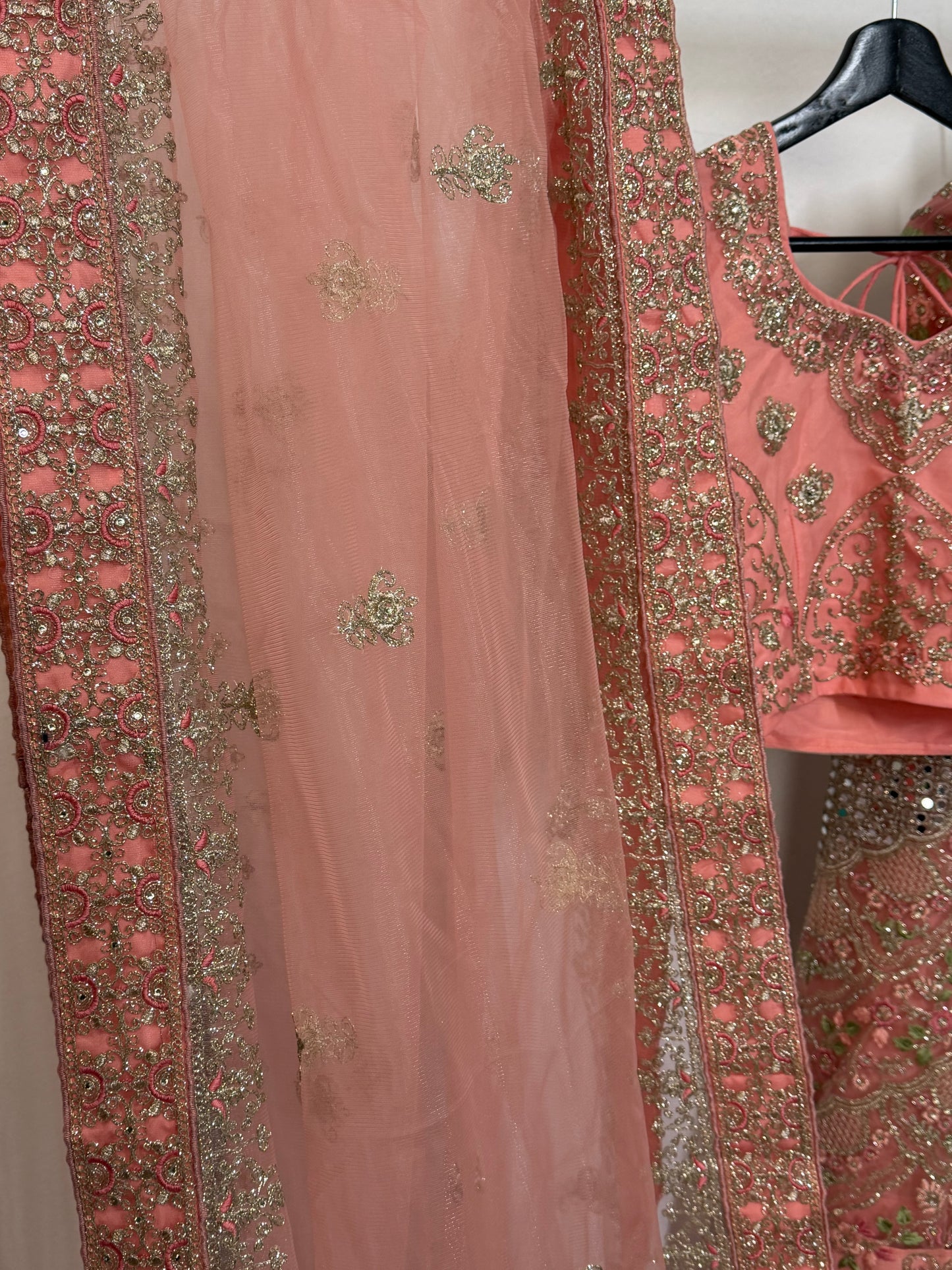 Coral Embroidery Lehenga – Zwaar Borduursel