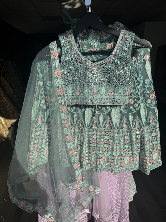 Mintgroene Lehenga met Spiegelborduurwerk