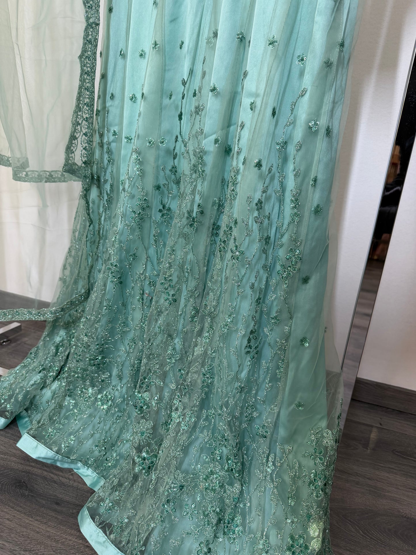 Mintgroene Anarkali met Fijn Borduurwerk & Dupatta