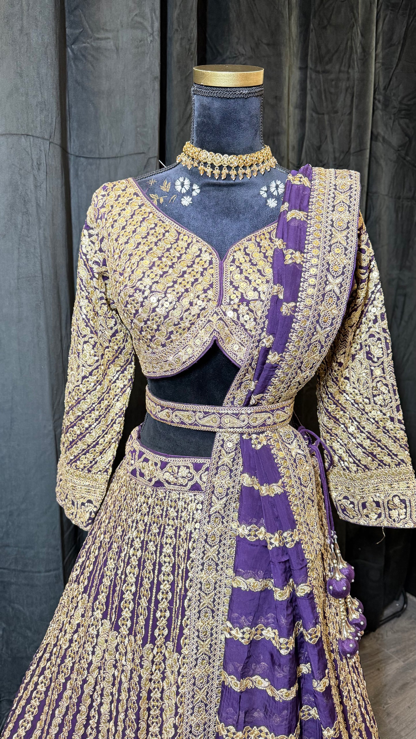 Paarse Luxe Party Wear Lehenga met Gouden Embroidery