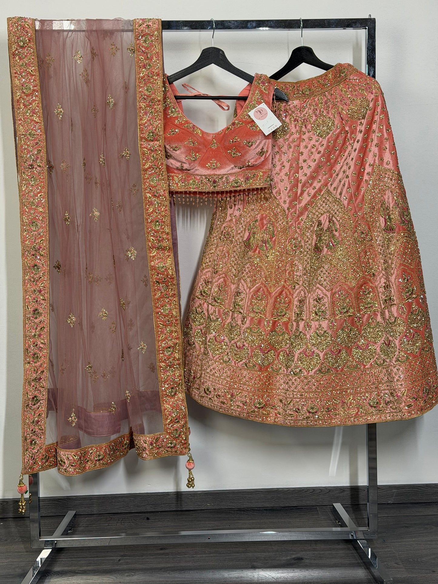 Perzik-roze Velvet Embroidered Lehenga