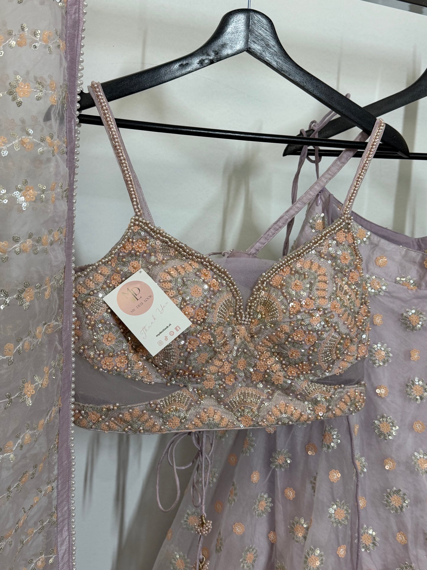 Lavender Peach Embroidered Lehenga – Subtiel & Romantisch