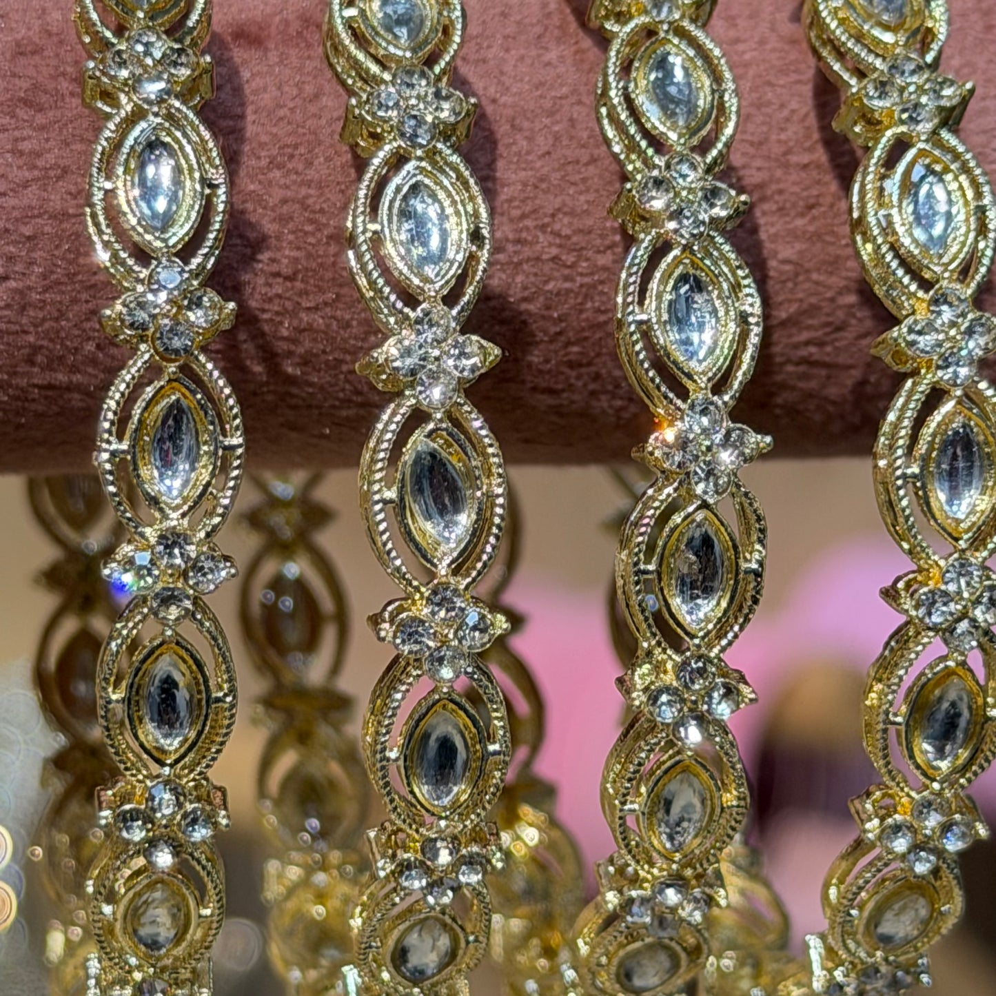 Aisha Crystal Bangles – Set van 4 Luxe Gouden Armbanden met Kristalstenen