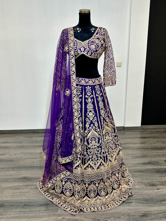 Paarse lehenga met gouden borduurwerk | Luxe Indiase feestjurk dames