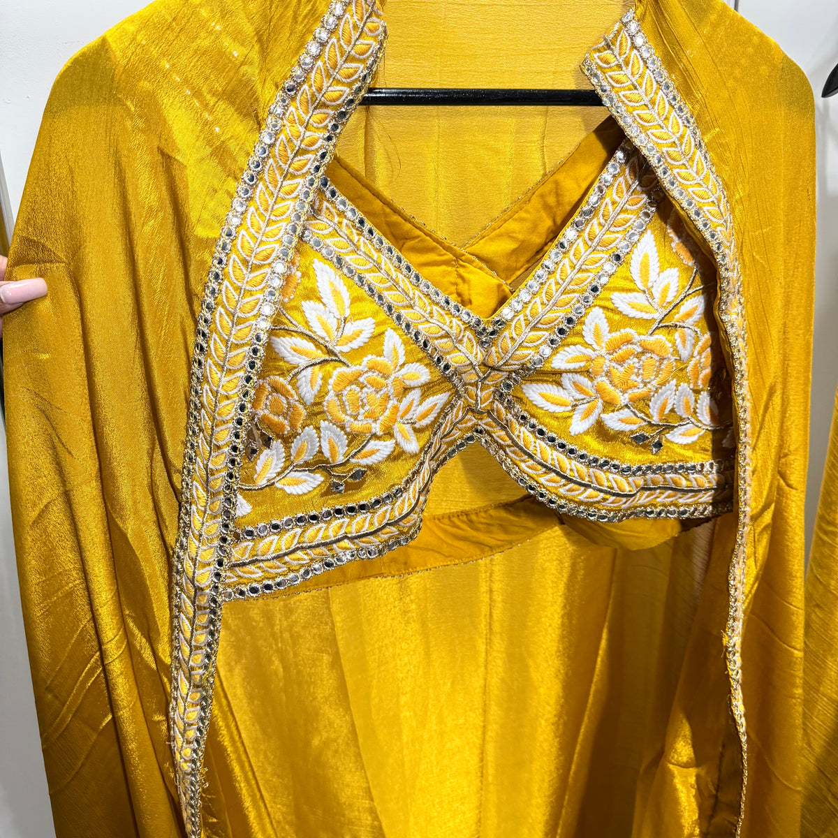Noor Mustard Yellow Palazzo Set met Geborduurde Cape