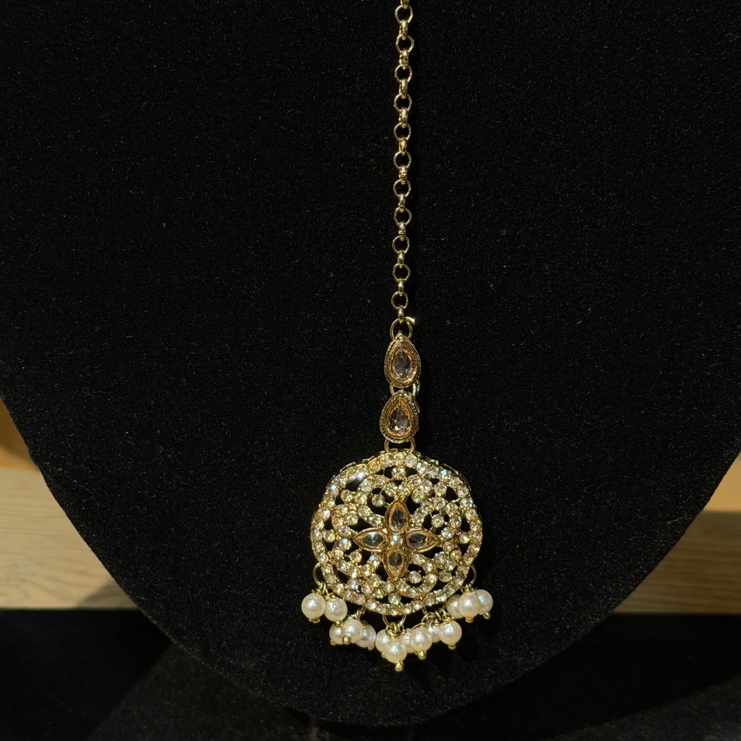 Ziyana Crescent Kundan Choker Set – Luxe 3-delige Indiase Sieradenset