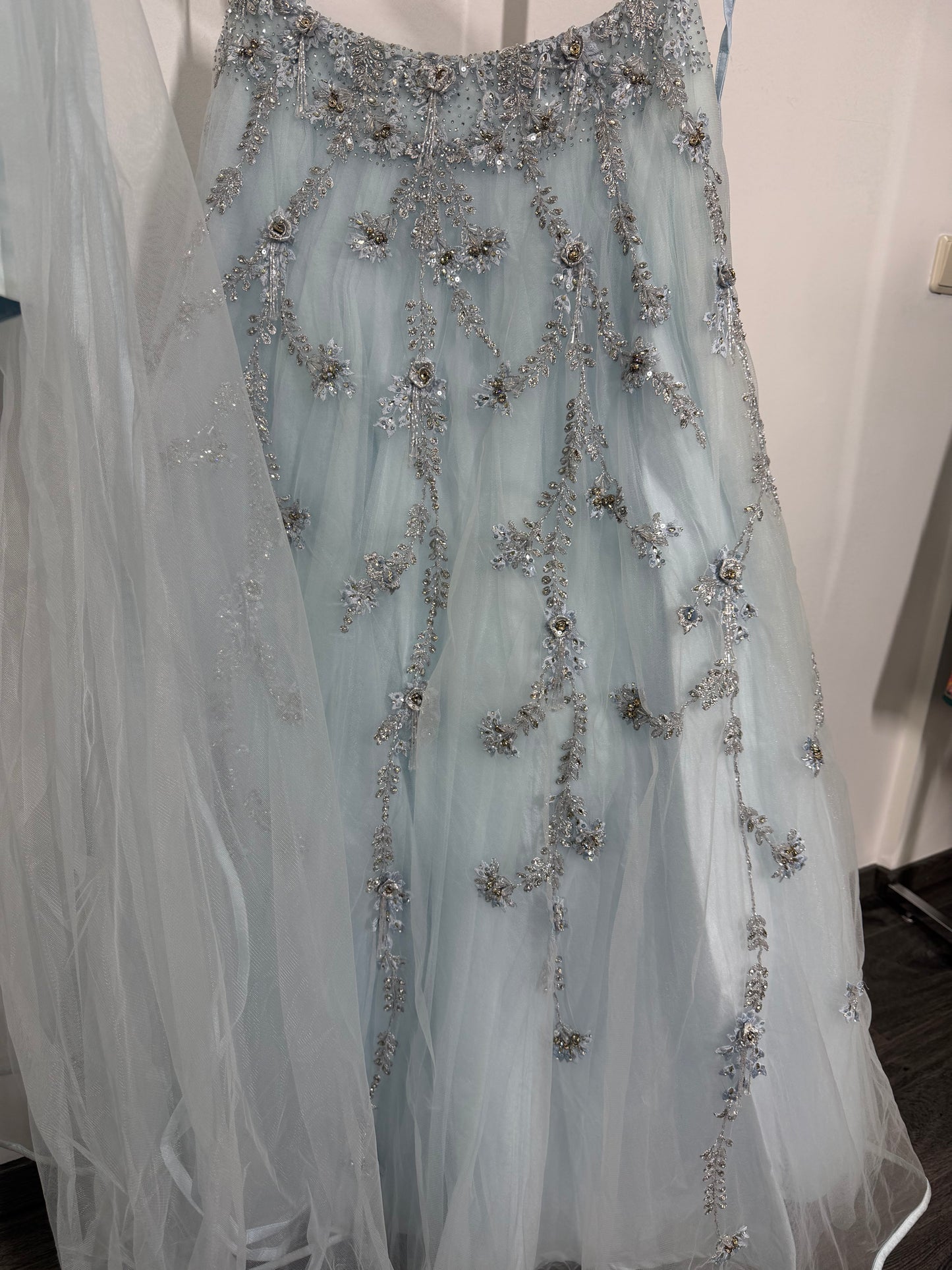 Ice Blue Lehenga – Soft Glam met Glitterend Handwerk