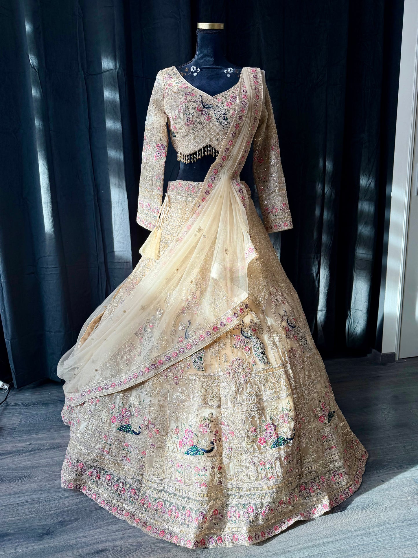 Champagne Peacock Lehenga – Goud / Crème