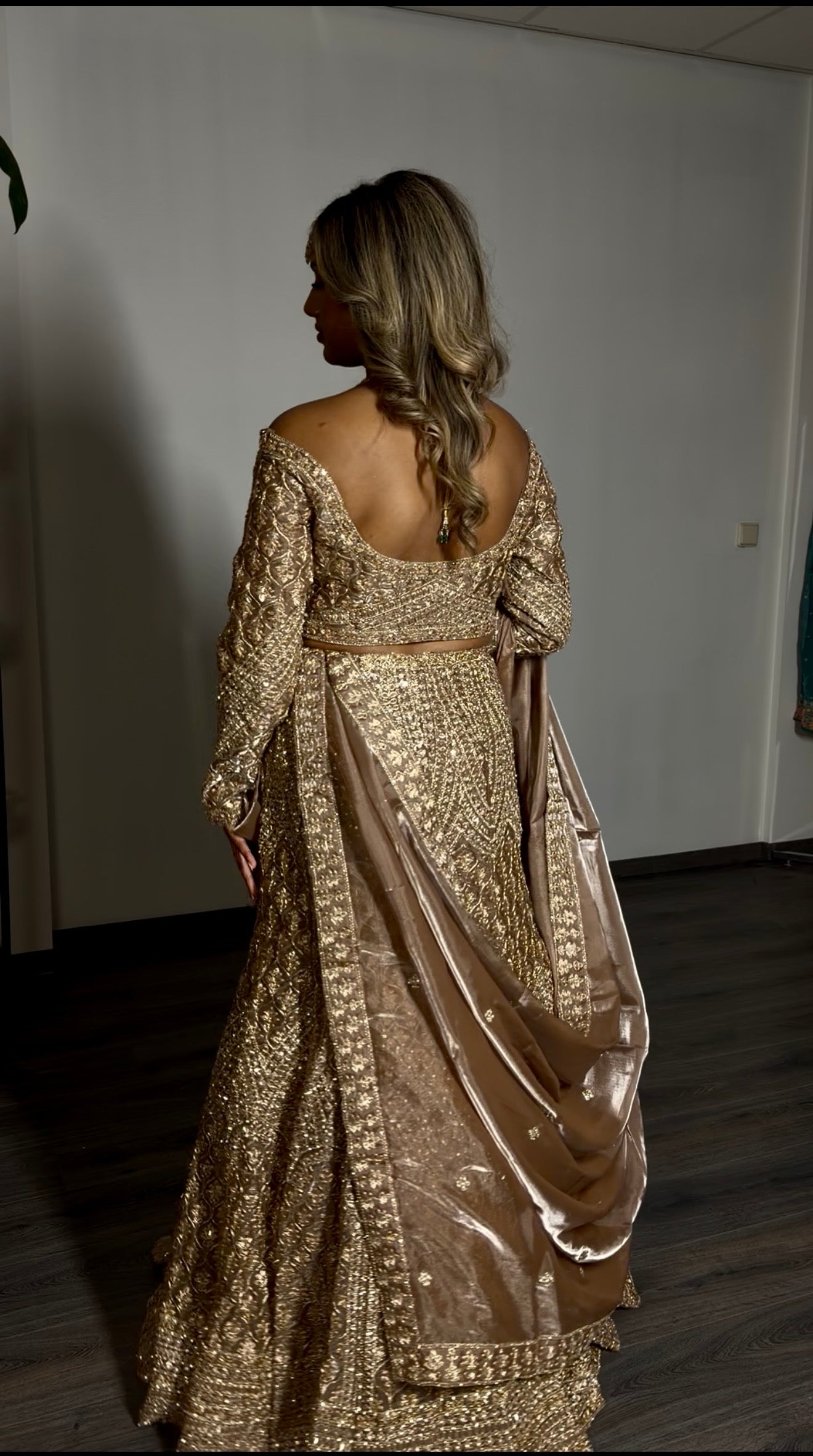 Luxe Designer Lehenga Set – Volledig Handgeborduurd met Steentjes | Off-Shoulder Choli & Dupatta