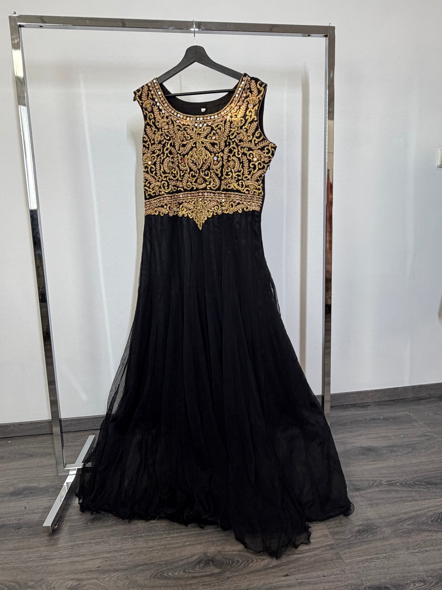 Zwarte Anarkali met Rijk Goud Borduurwerk