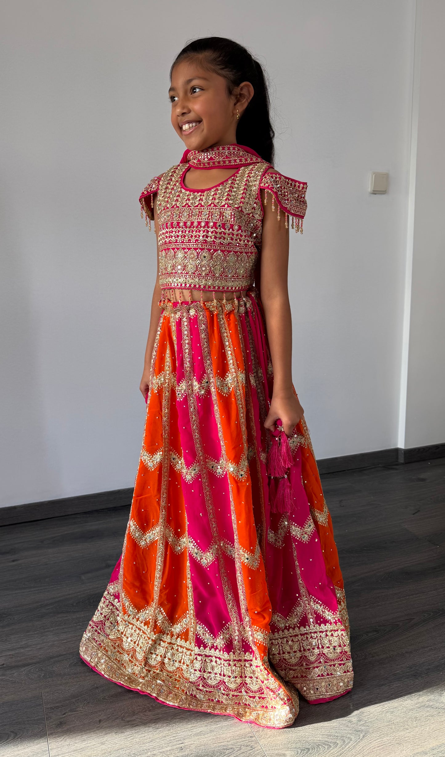 Fuchsia & Oranje Gouden Lehenga