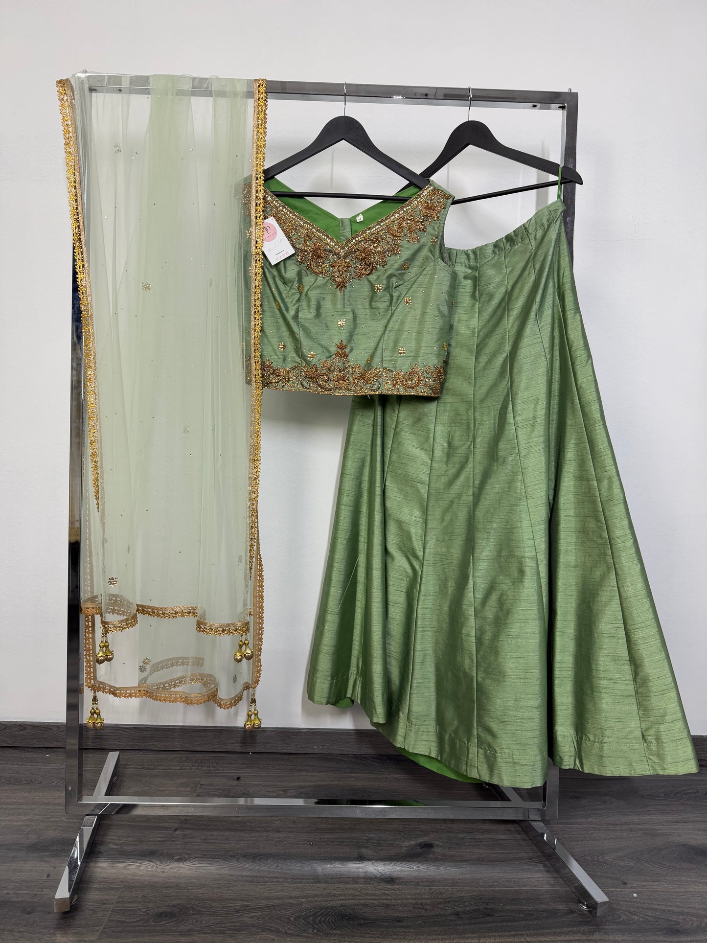 Olive Green Silk Lehenga – Klassiek & Tijdloos