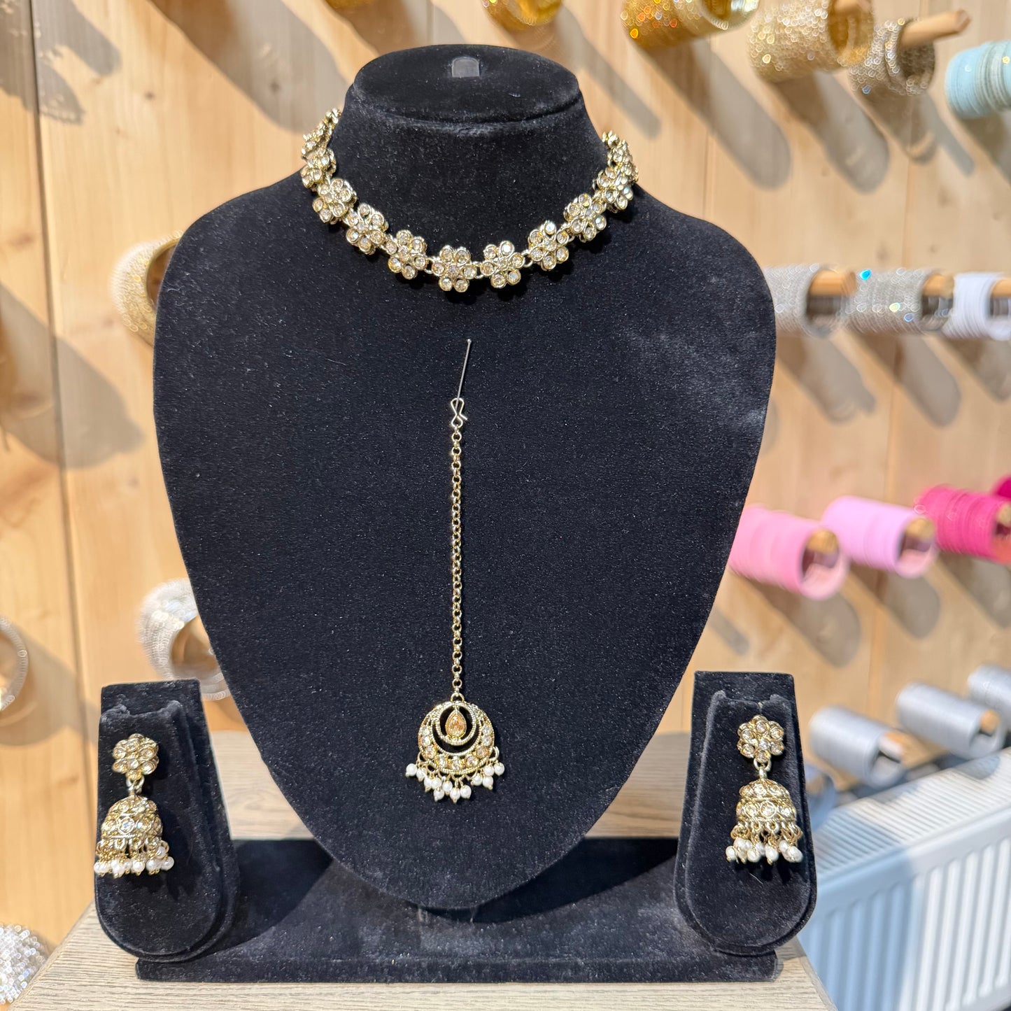 Zohra Floral Kundan Choker Set – Elegante 3-delige Bridal Jewellery