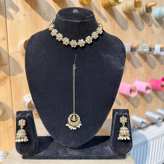 Zohra Floral Kundan Choker Set – Elegante 3-delige Bridal Jewellery