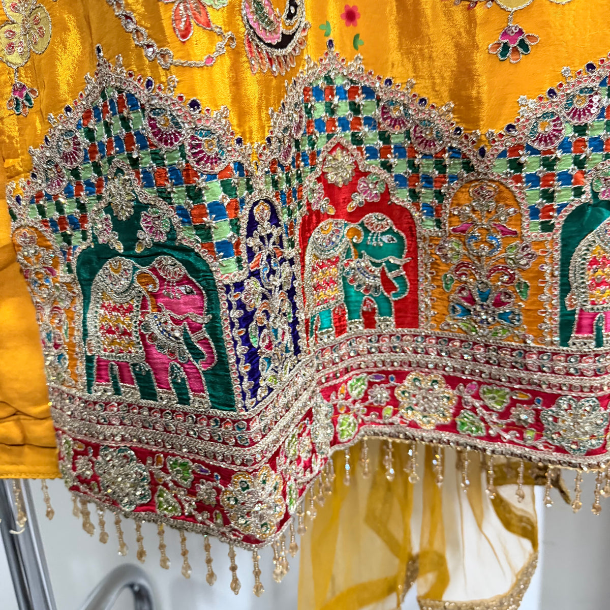 Amaya Mustard Indian Suit met Kleurrijk Borduurwerk