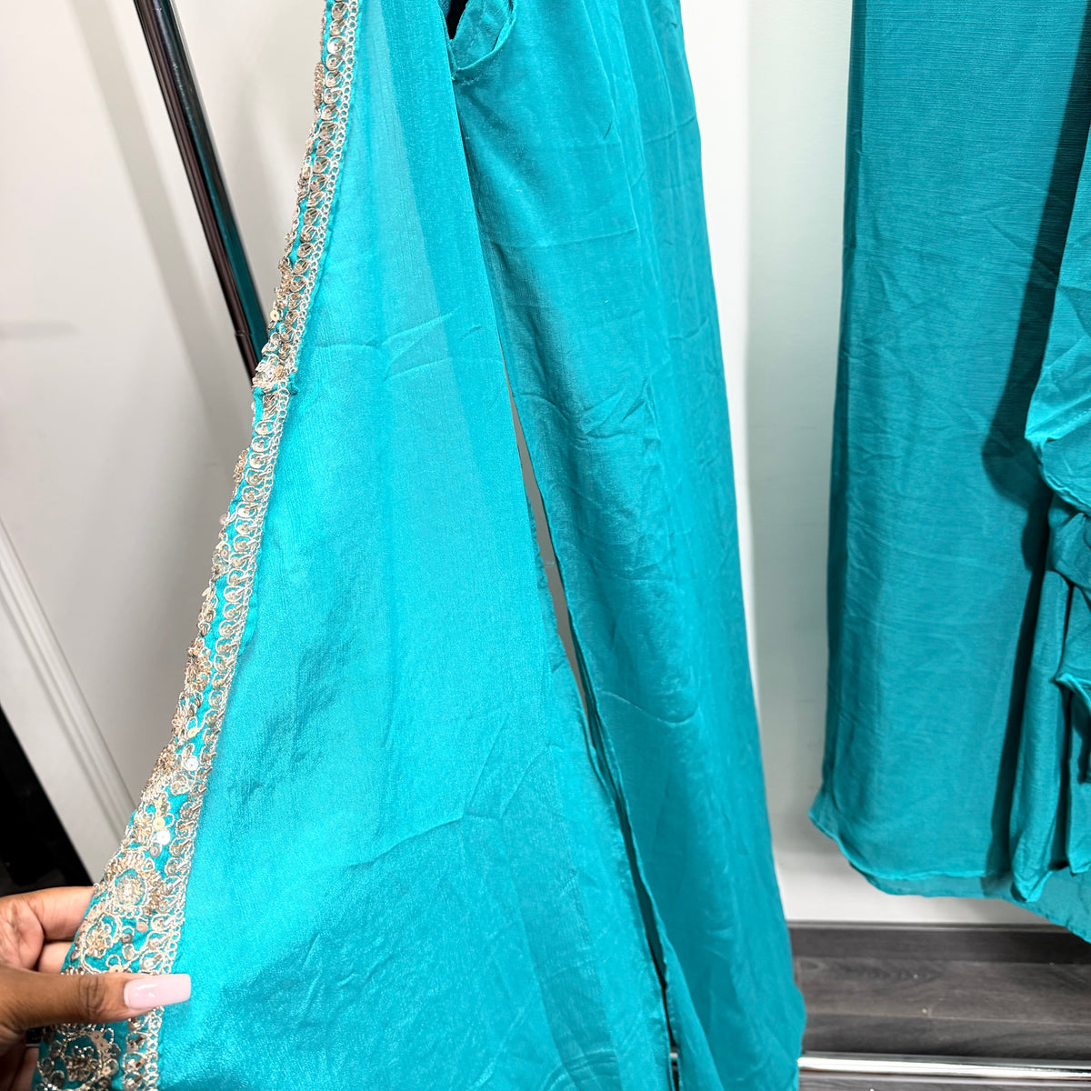 Amaya Turquoise Lehenga Set met Luxe Geborduurde Cape