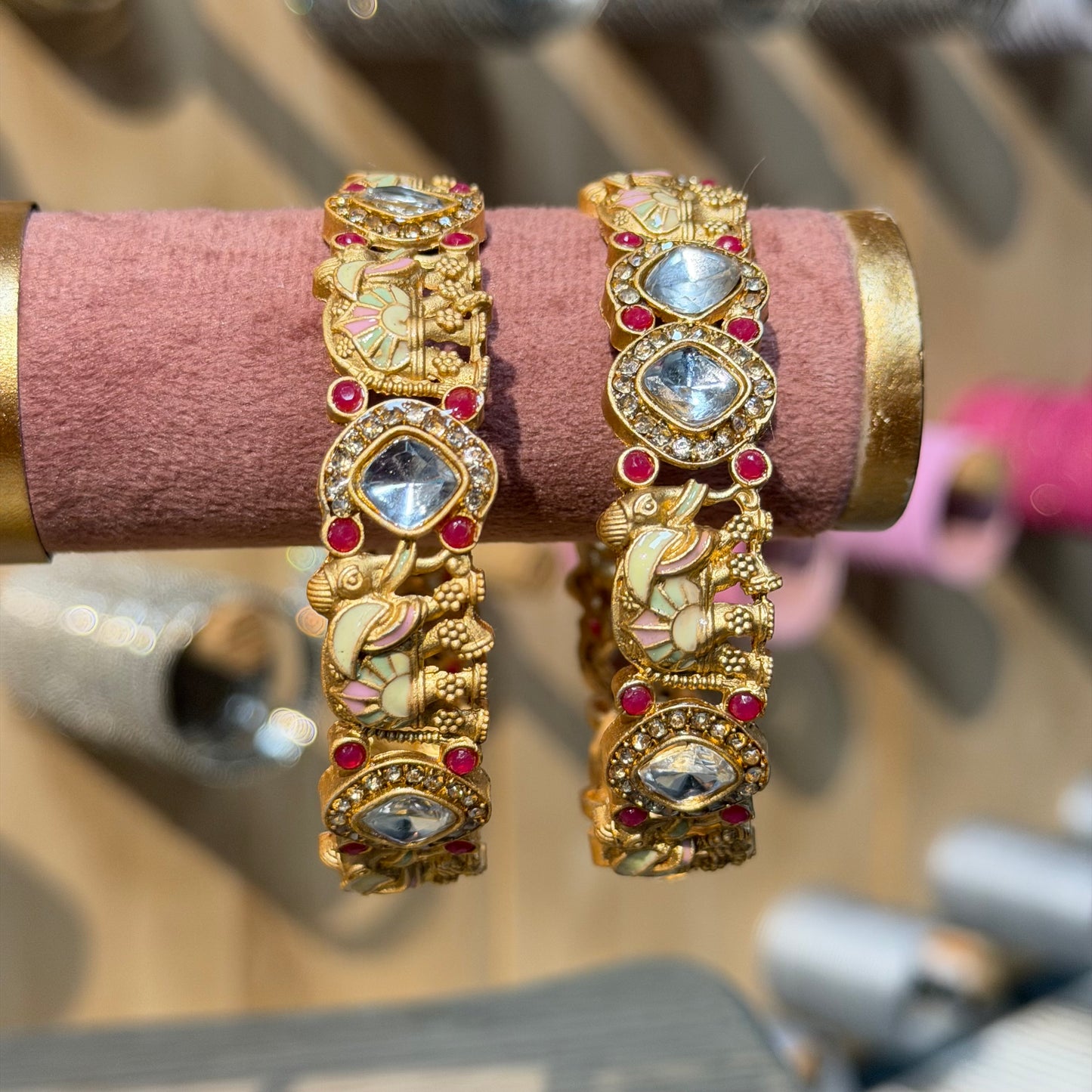 Meher Elephant Bangles Ruby – Luxe Kundan Armbanden met Olifantdesign