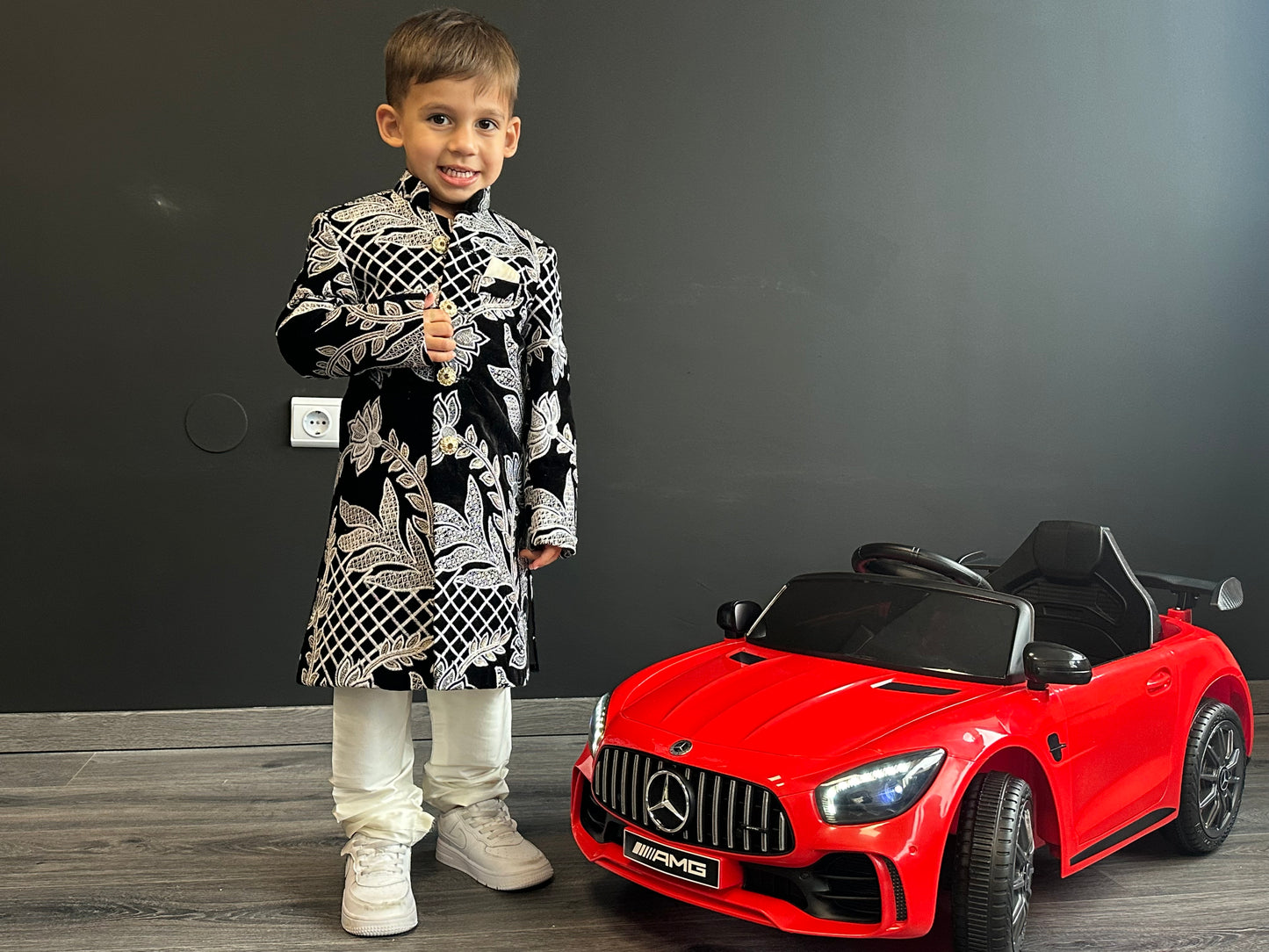 Zwarte velvet sherwani met witte borduursels – luxe Indiase jongensoutfit