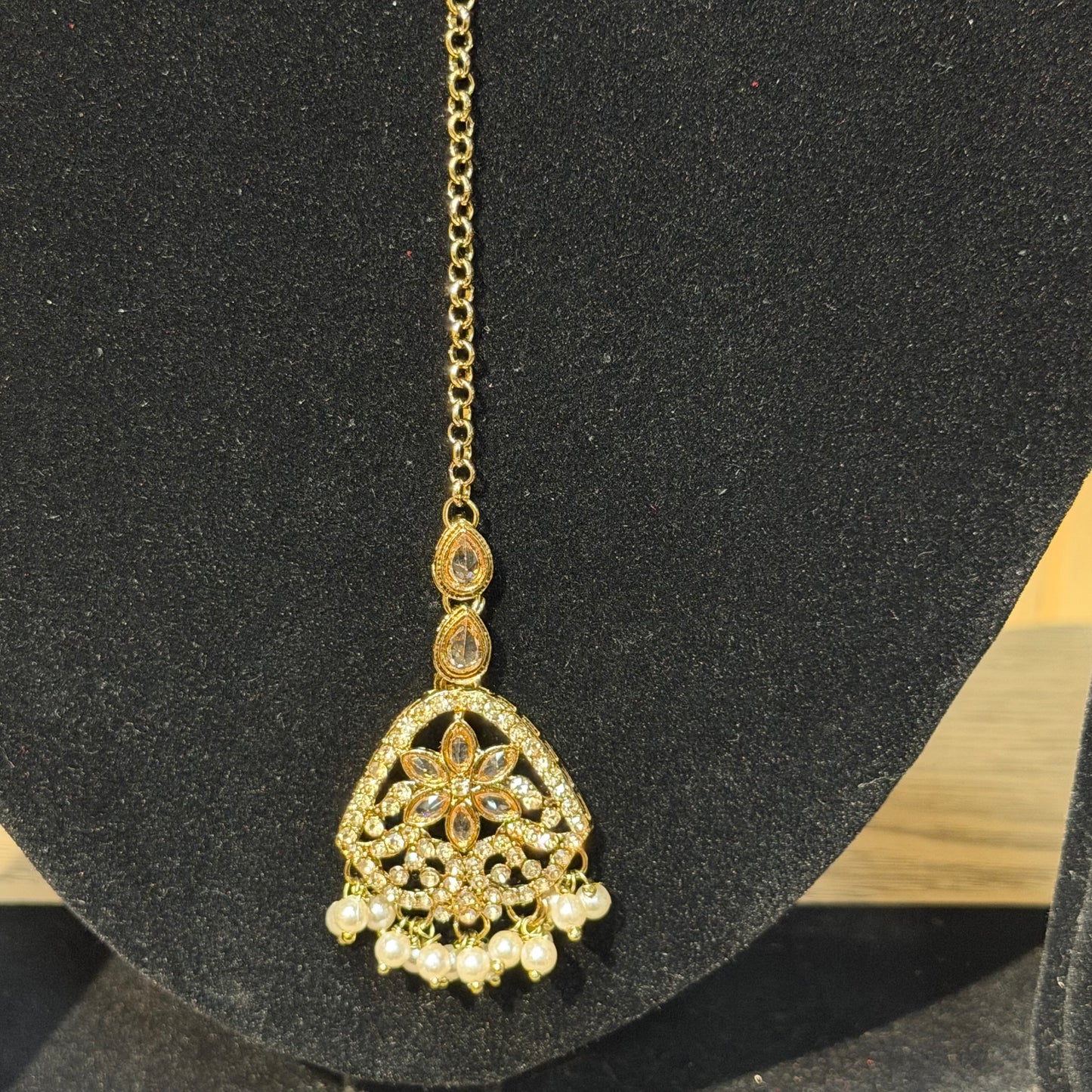 Areeza Pearl Bloom Kundan Choker Set – Luxe 3-delige Sieradenset